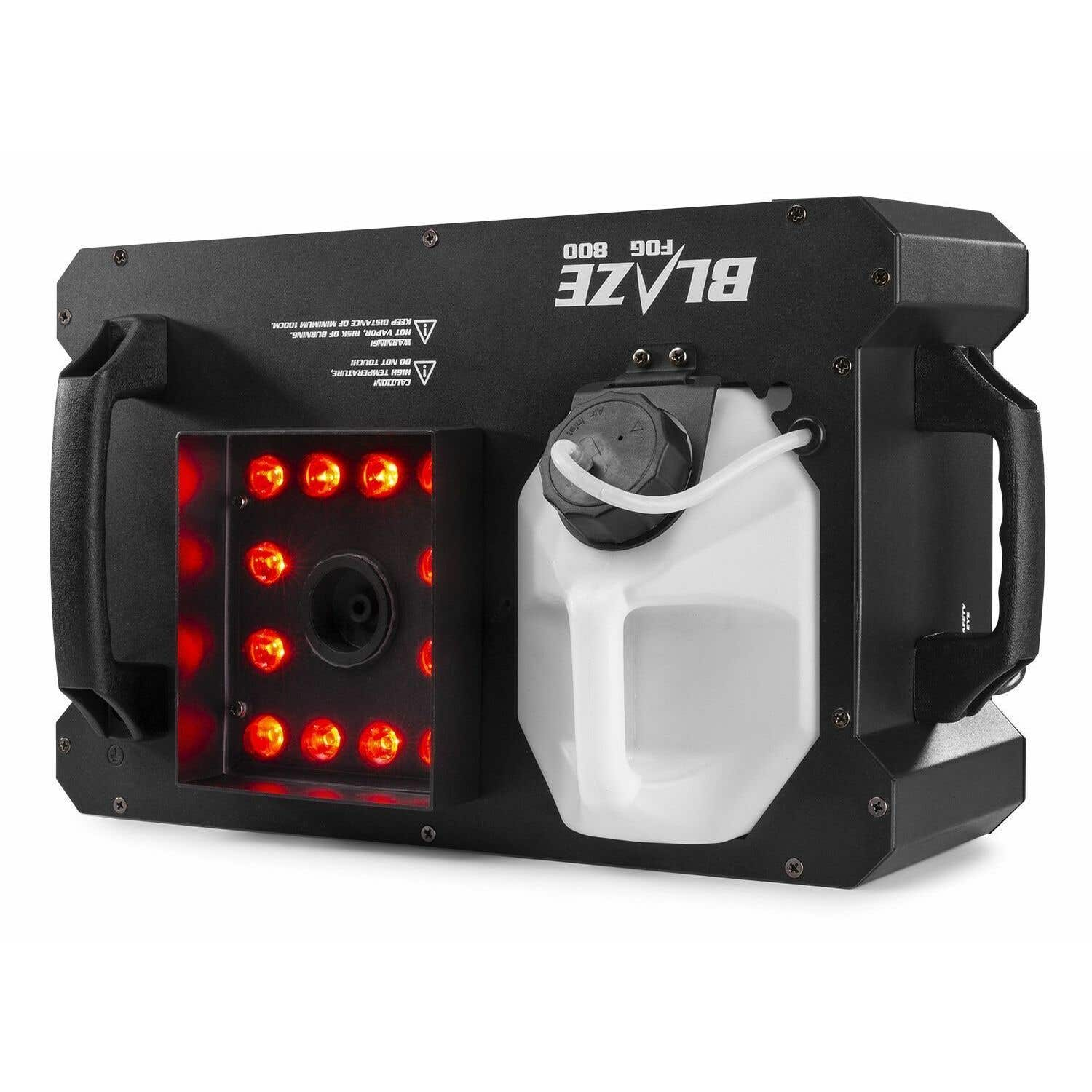Una máquina negra 'Blaze Fog 800' con tanque y luces rojas. Advertencias impresas al frente. Asas en los lados.