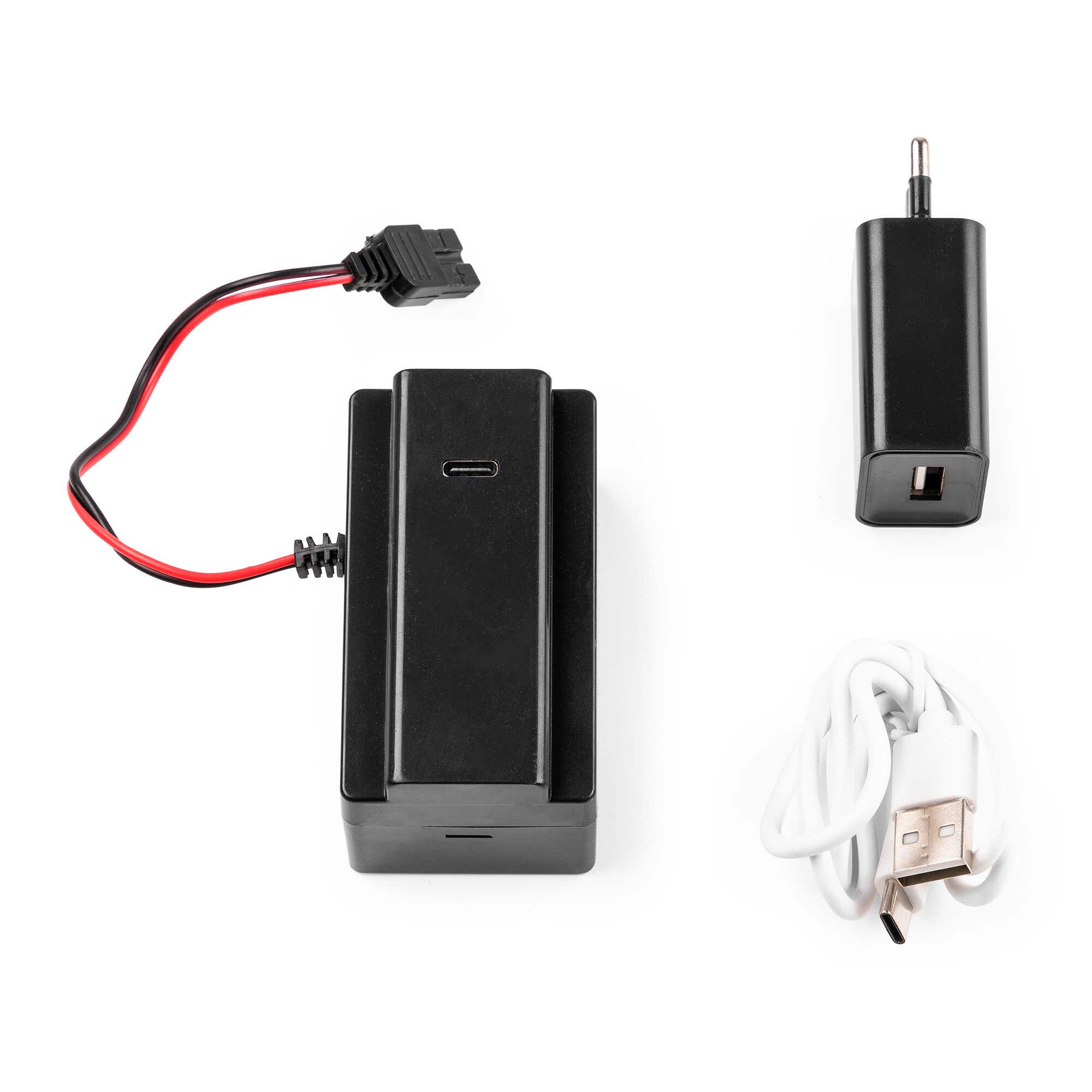 Dispositivos de carga negros y cable USB blanco sobre fondo blanco. Incluye un adaptador de corriente y una batería.