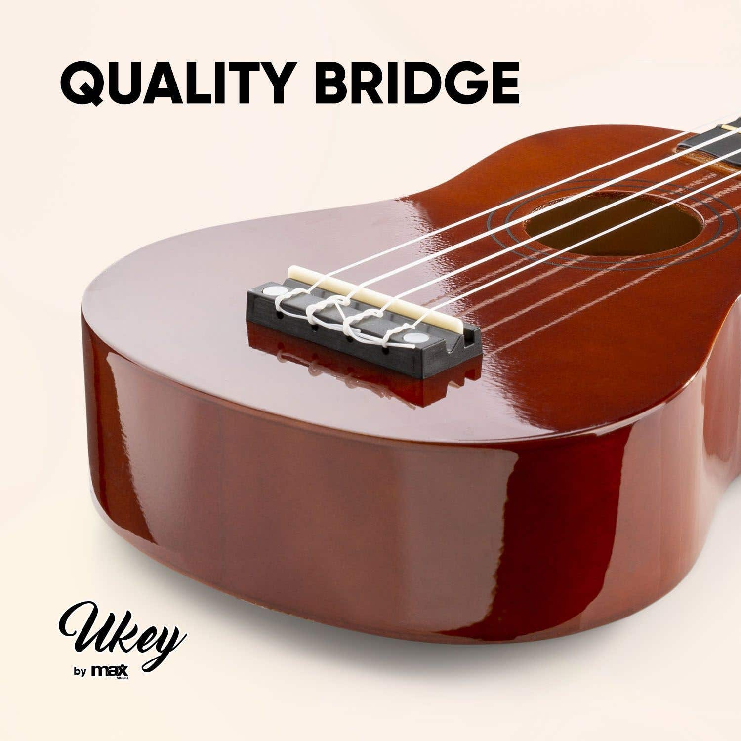 Un ukelele marrón con cuerdas blancas. Las palabras "QUALITY BRIDGE" están arriba y el nombre de la marca, "Ukey by max", abajo.