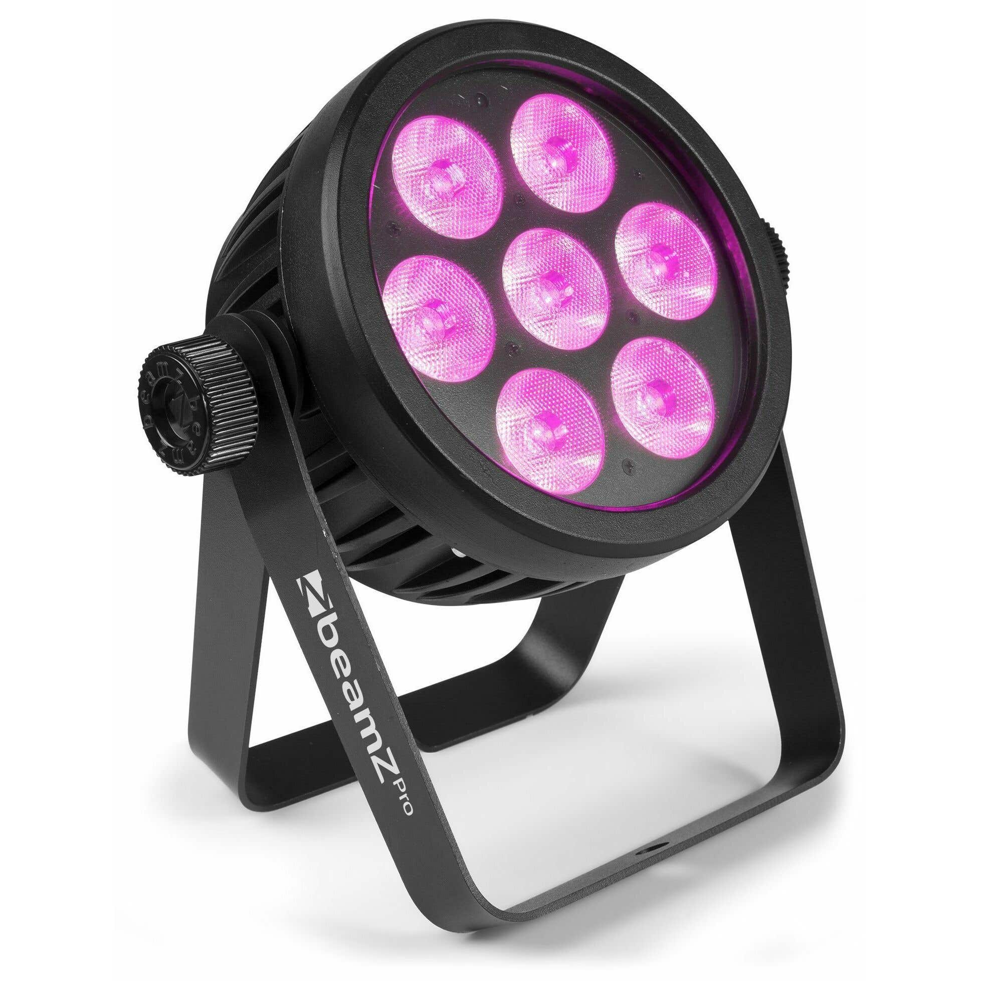 Luz par LED BeamZ Pro negra con siete luces rosas. Se apoya sobre un soporte negro.