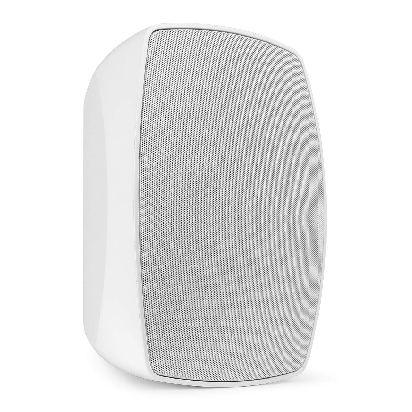 Un altavoz blanco con frontal de metal perforado. Tiene forma rectangular redondeada y está sobre un fondo blanco.