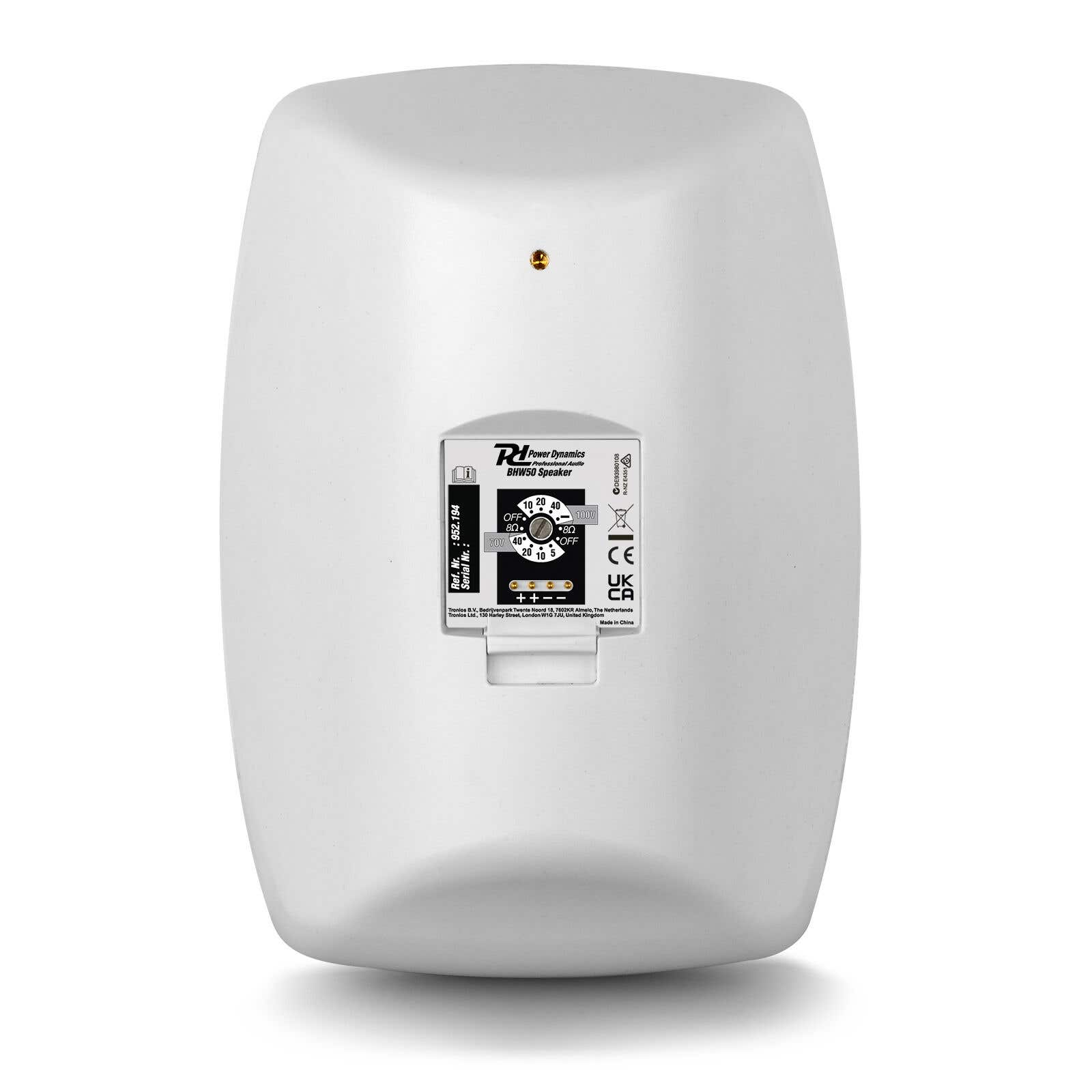 Un altavoz blanco con un panel de control. El panel incluye el logotipo 'Power Dynamics' y varios ajustes y etiquetas.