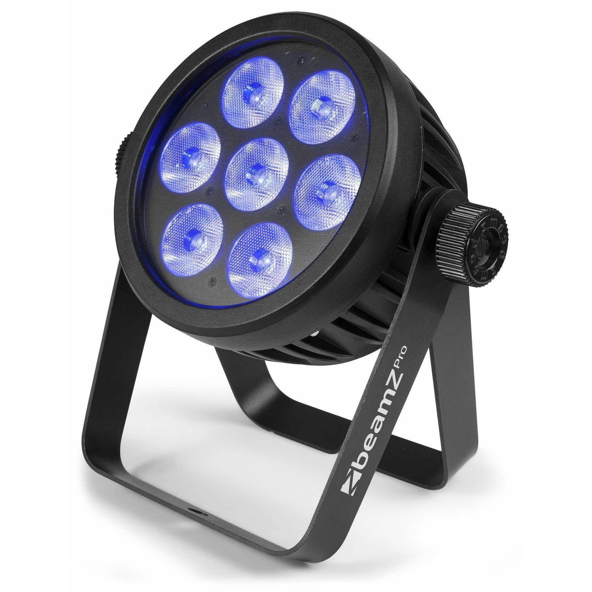 Luz LED negra Beamz Pro con siete luces azules. Se apoya en un soporte negro. El fondo es blanco.