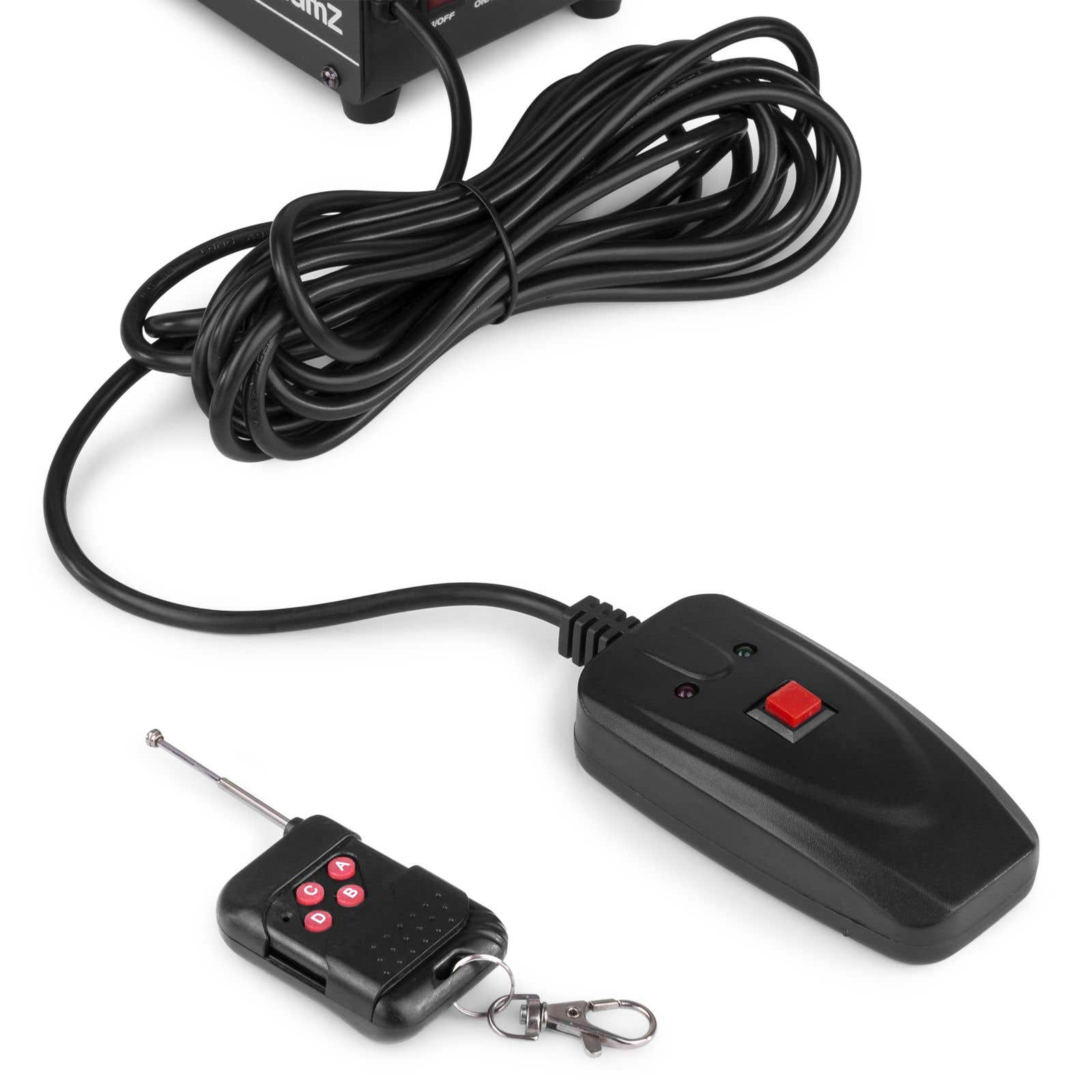 Control remoto y receptor negros. Cuenta con botón rojo, antena y llavero. El cable se conecta a una caja negra.