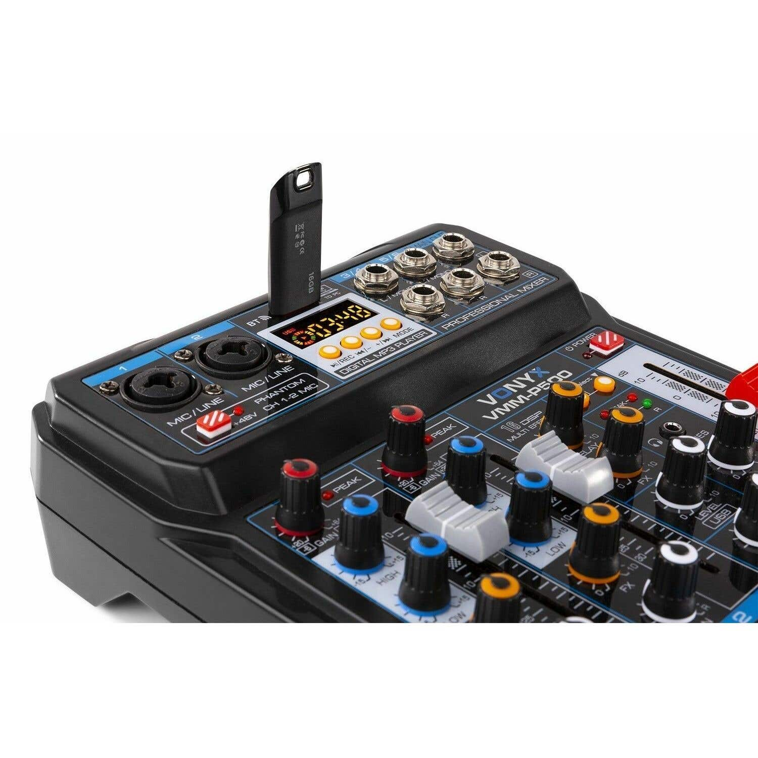 Una mesa de mezclas de audio negra con muchas perillas, deslizadores y una unidad USB insertada. El texto en la mesa de mezclas incluye 'VONYX' y 'PROFESSIONAL MIXER'.