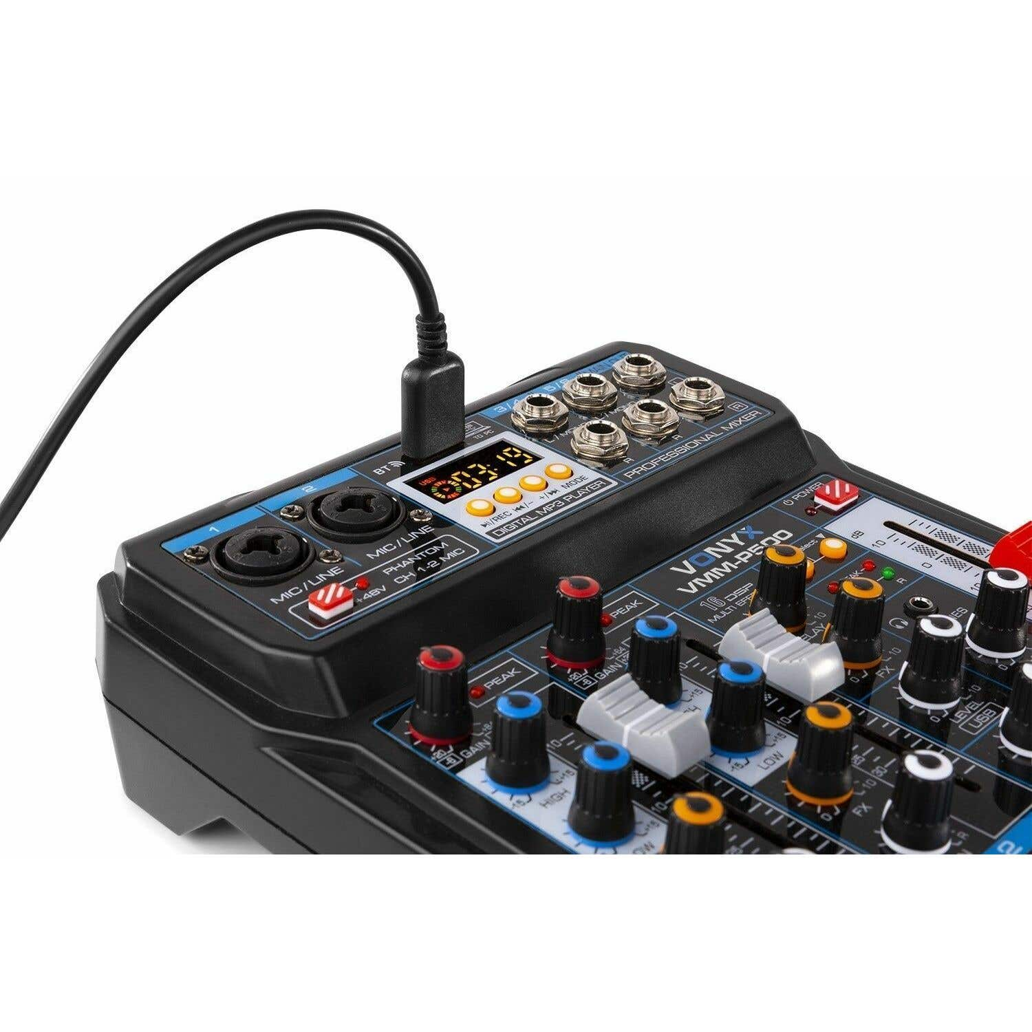 Una mesa de mezclas de audio negra con varias perillas, botones y deslizadores. Un cable USB está enchufado. La mesa tiene una pantalla digital.