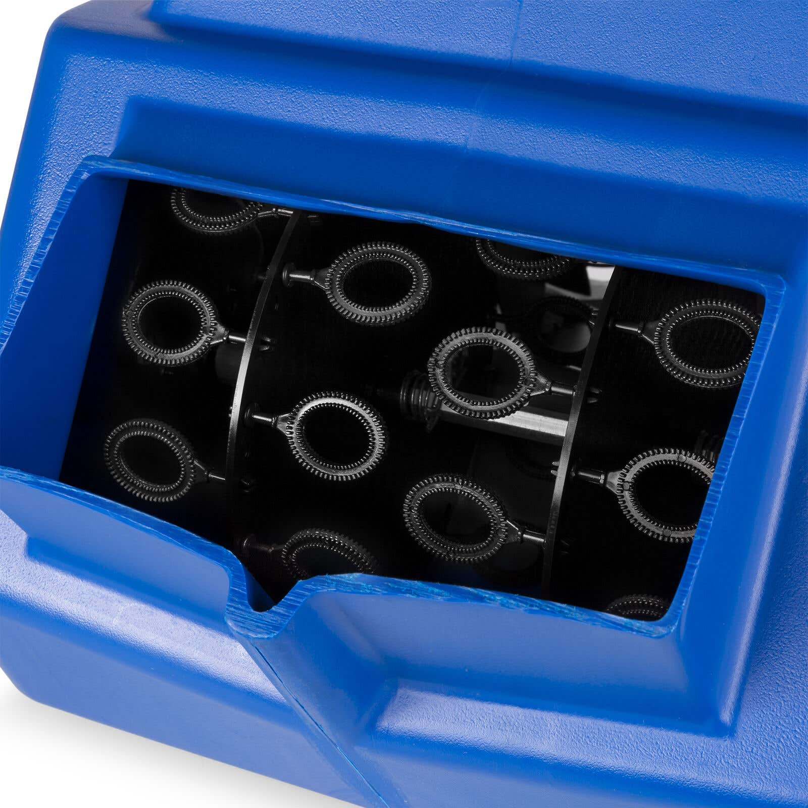 Se muestra una máquina de burbujas azul, con múltiples aros de burbujas en el centro.