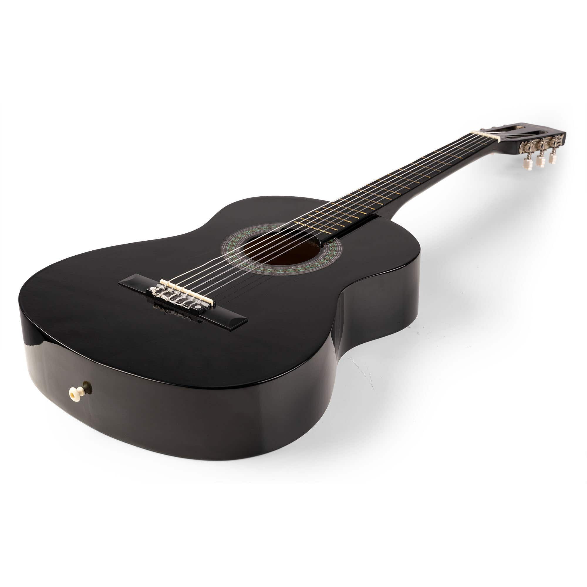 Een zwarte akoestische gitaar op een witte achtergrond. De gitaar heeft zes snaren en een rozetontwerp rond het klankgat.
