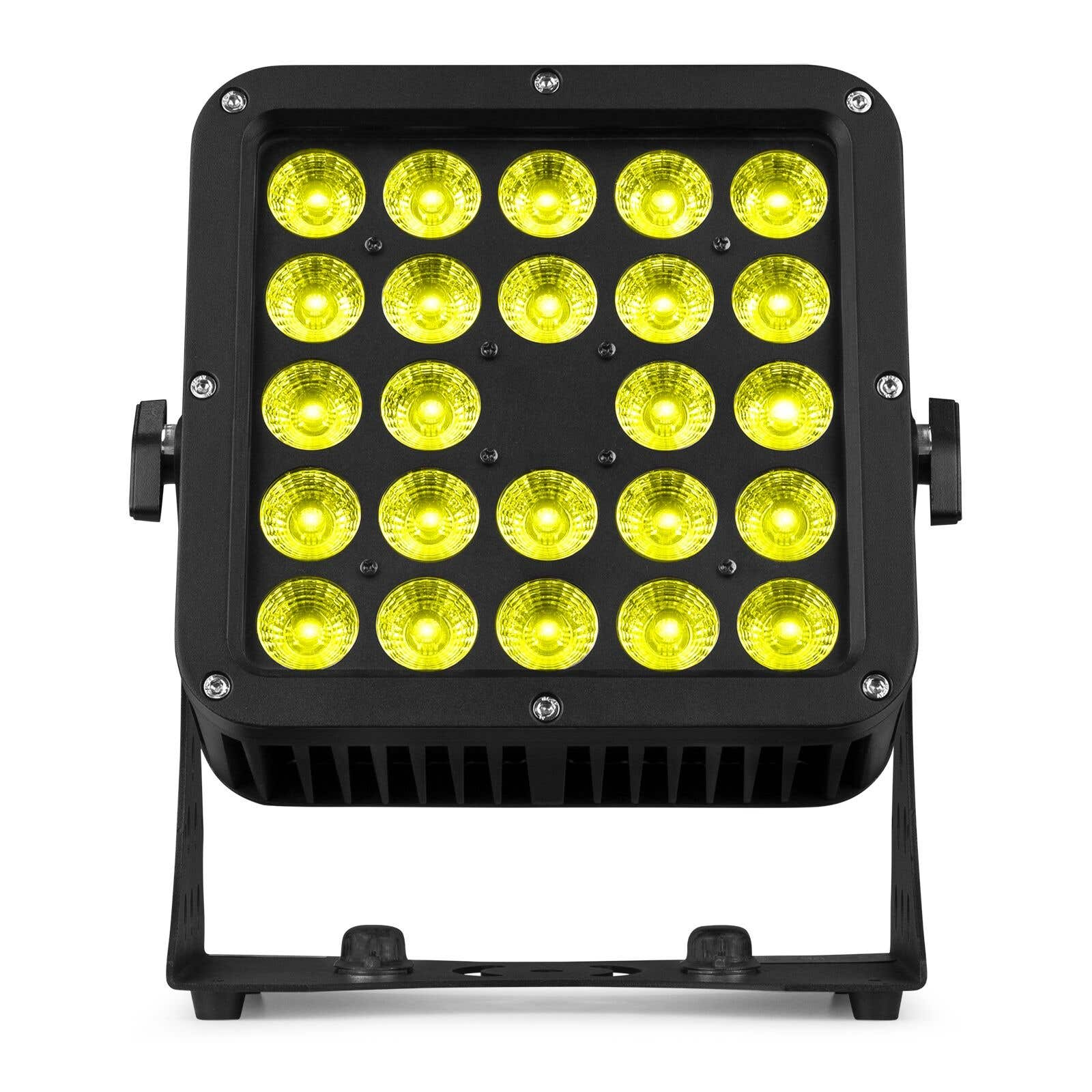Una luz de escenario LED negra con 20 luces amarillas en una matriz cuadrada, montada en un soporte negro.