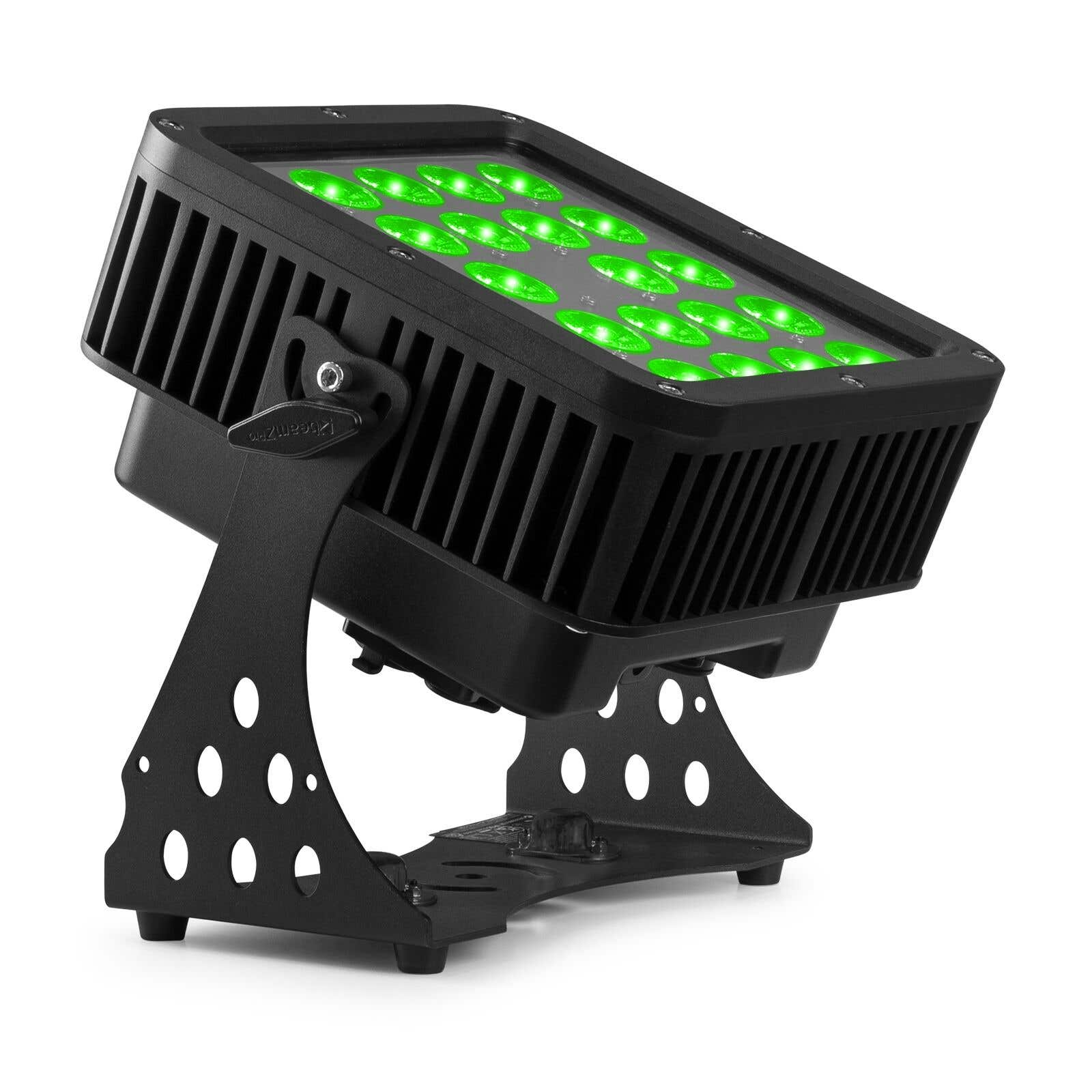 Una luz LED negra con LED verdes. Está sobre un soporte negro con varios agujeros. El fondo es blanco.