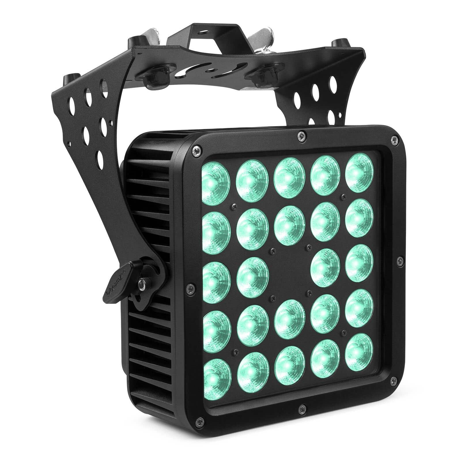 Luz de escenario LED negra con luces verdes. Tiene un soporte y un cuerpo rectangular con múltiples LED.