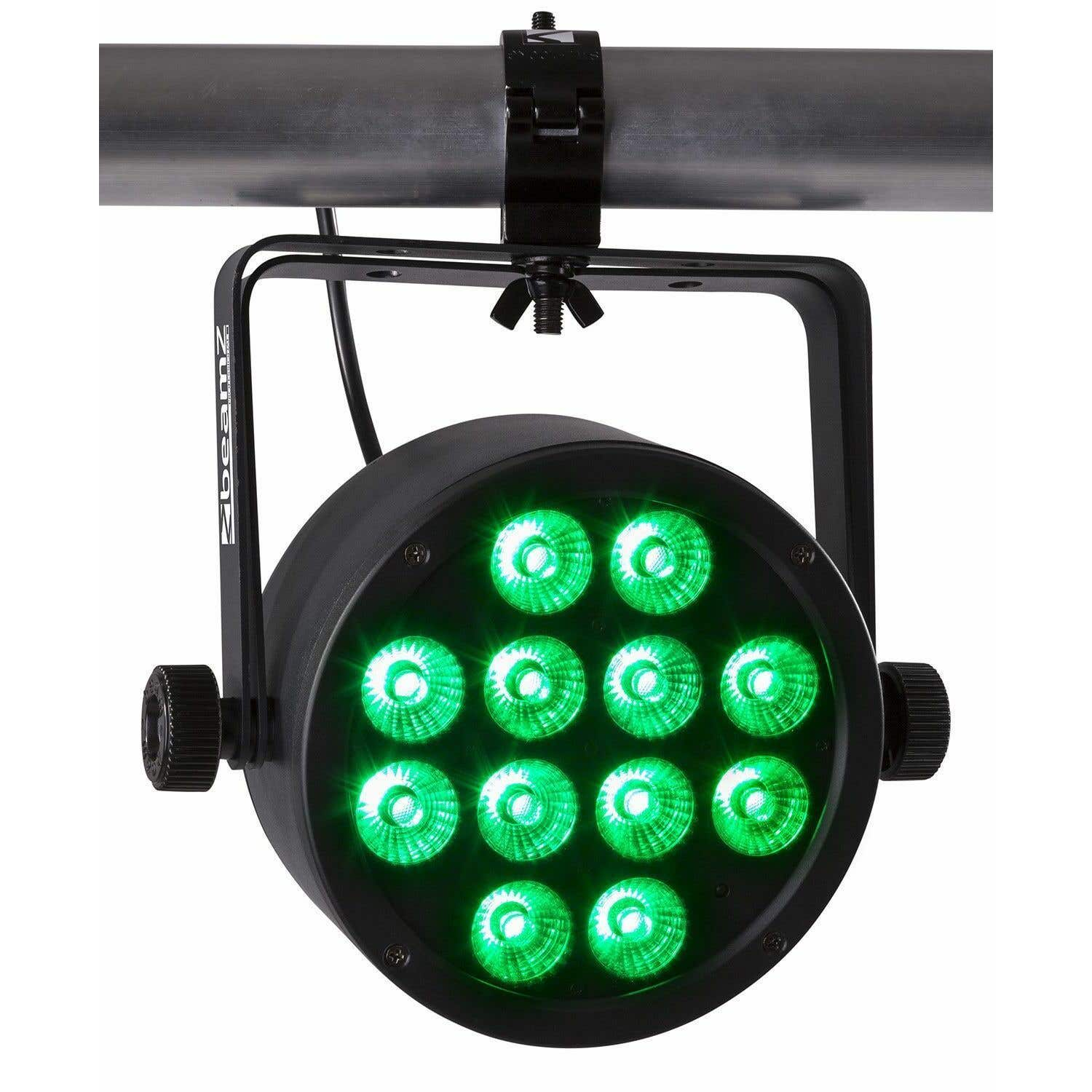 Un foco negro con 12 LEDs verdes, montado en una barra de metal. La luz está etiquetada 'beamz' en su lateral.