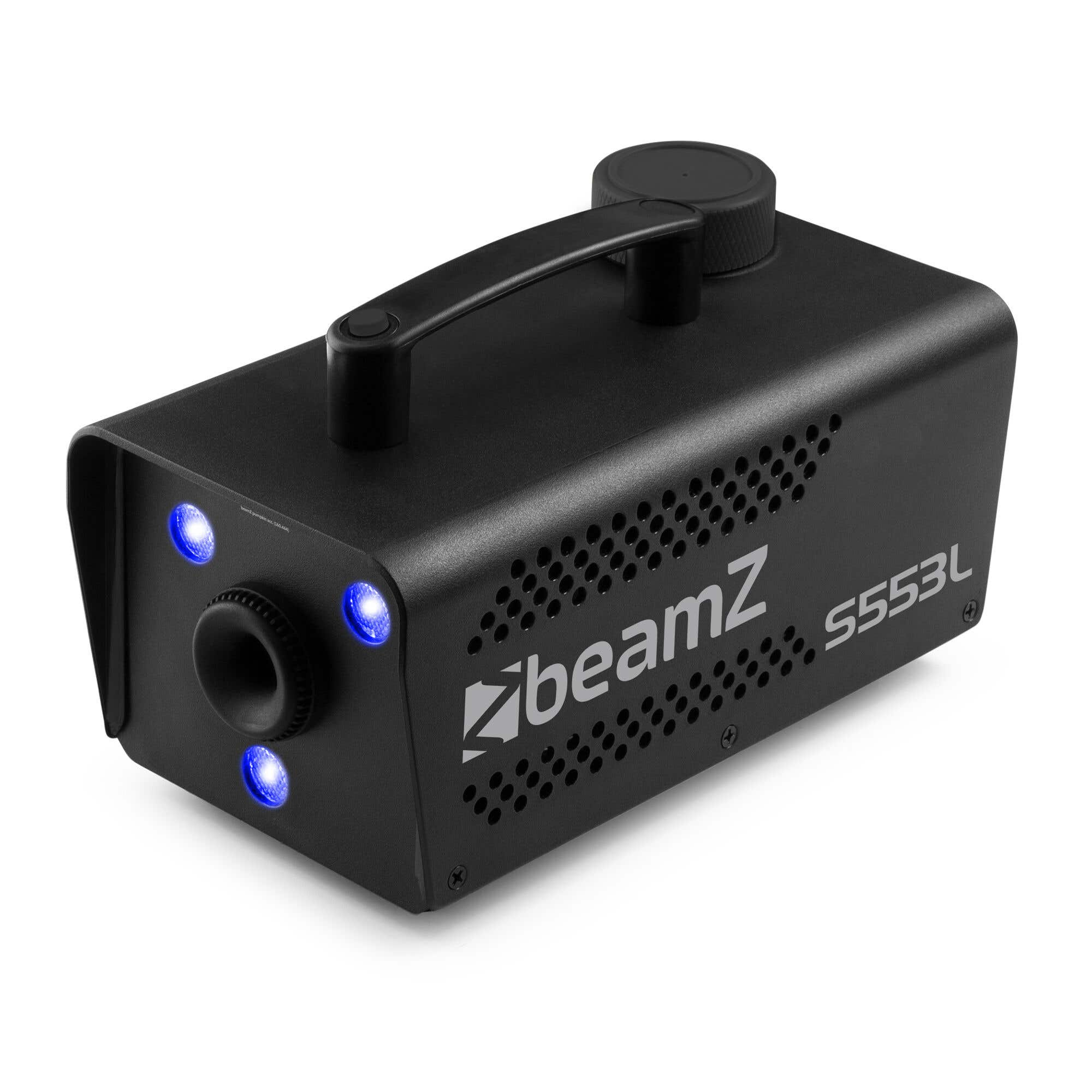 Una máquina de humo Beamz S553L negra con asa, boquilla y tres luces azules sobre fondo blanco.