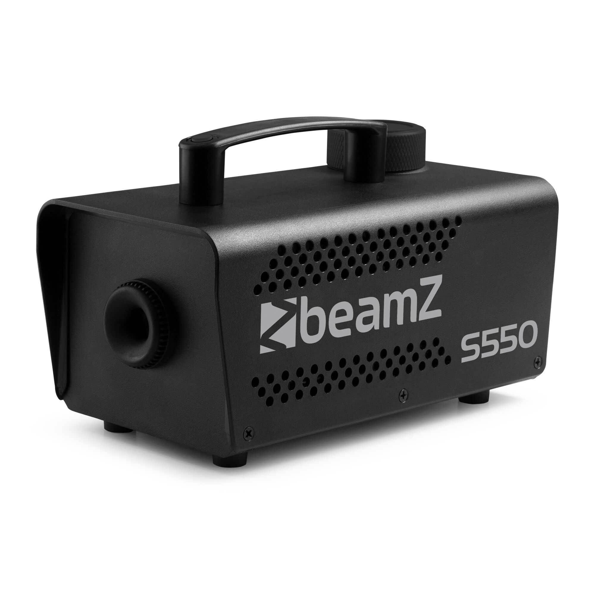 Máquina de niebla BeamZ S550 negra. Tiene un asa, una boquilla y el logotipo de beamz. El fondo es blanco.