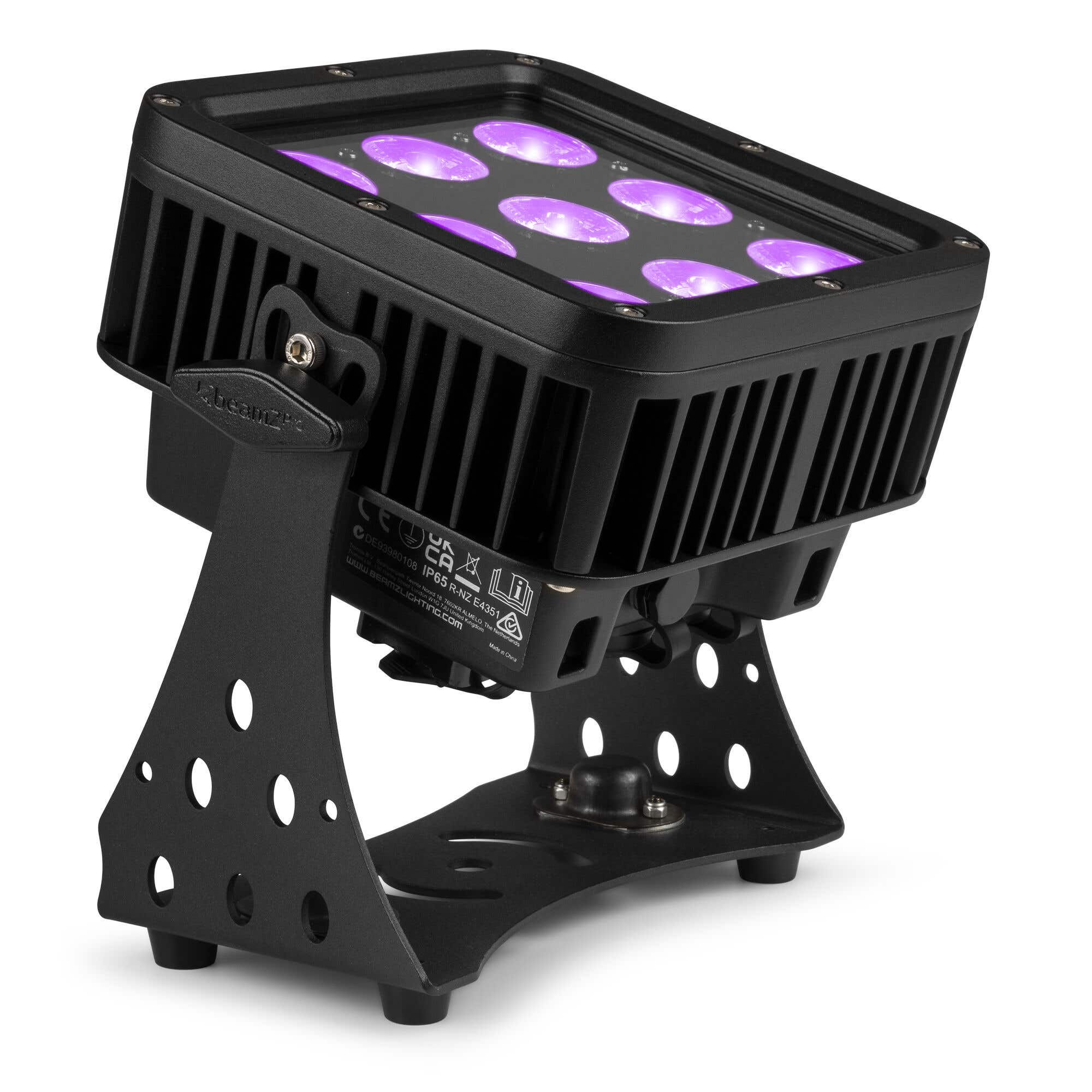 Foco LED negro con luces moradas, sobre un soporte negro. La luz tiene el logotipo de beamZ.