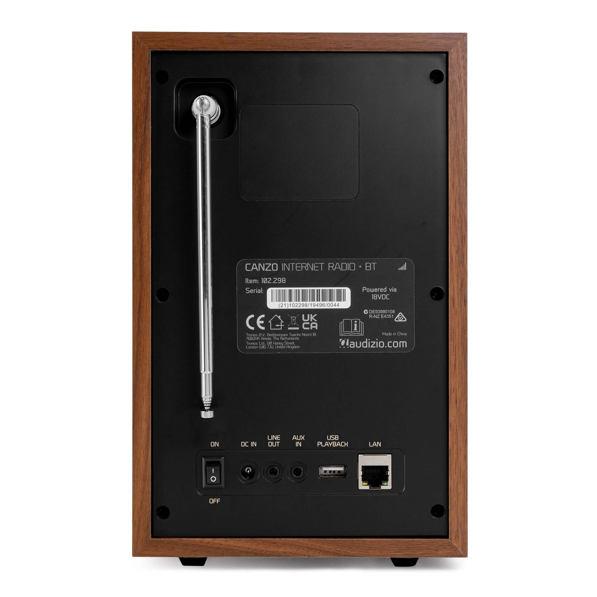 Una radio con marco de madera marrón y panel trasero negro. Tiene varios puertos, botón de encendido y antena. Texto: 'CANZO INTERNET RADIO + BT'.