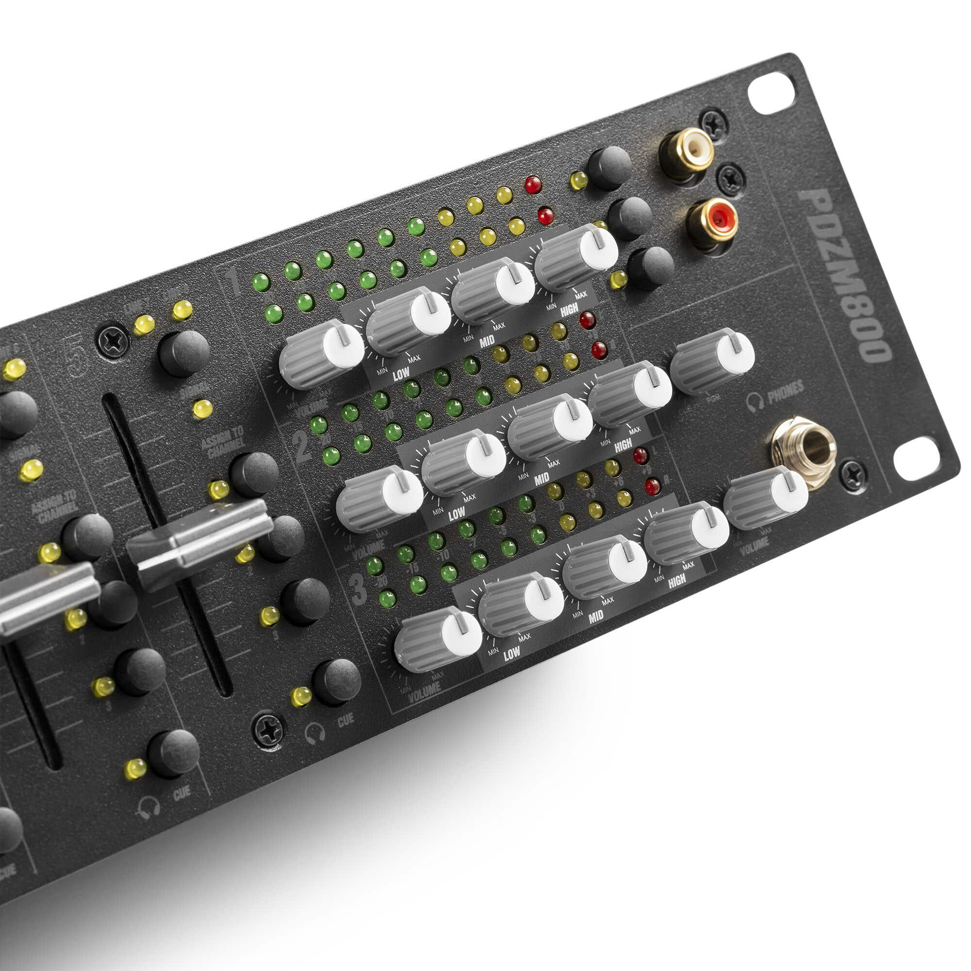 Primer plano de una mesa de mezclas de audio negra con múltiples perillas, deslizadores y luces. La mesa está etiquetada PDZM800.