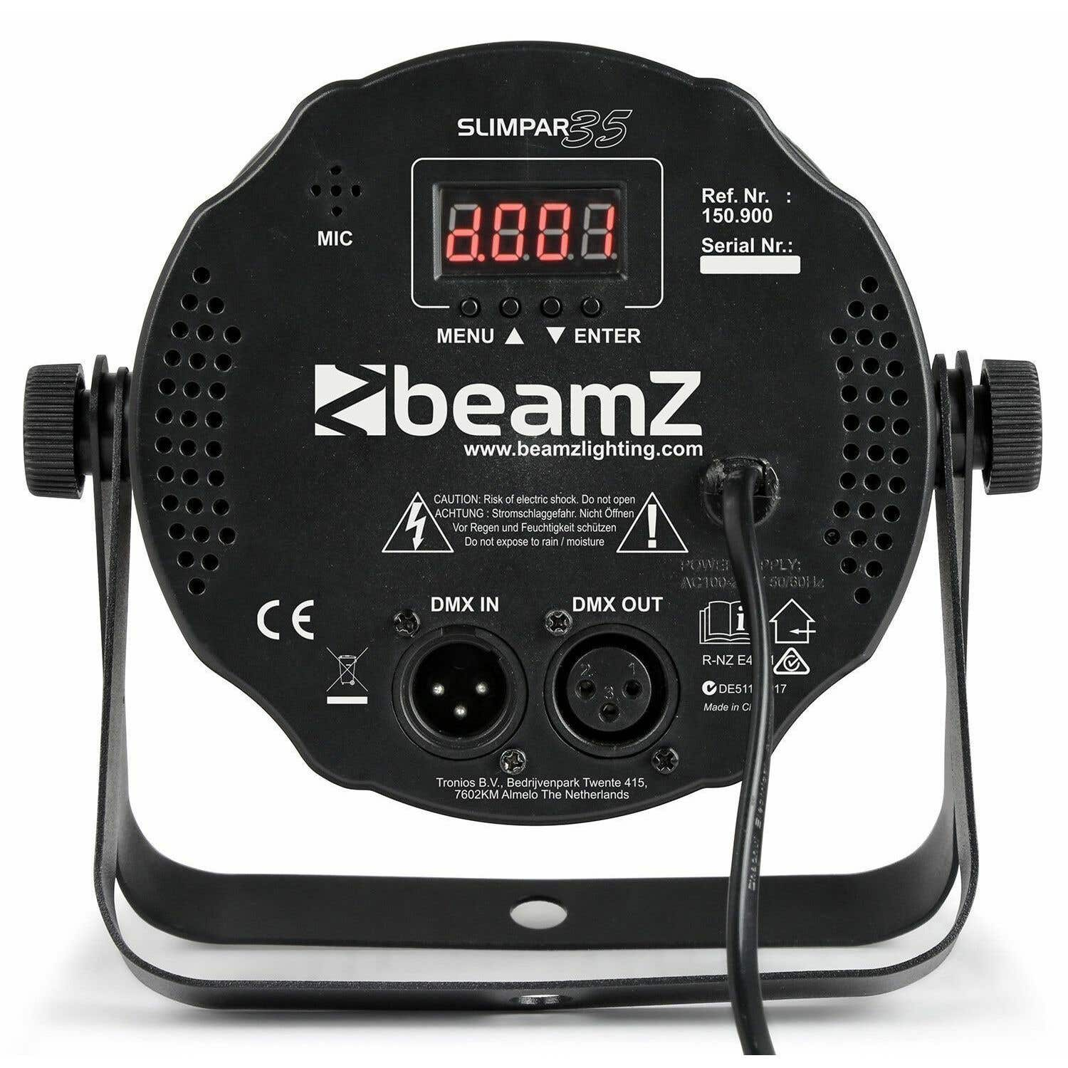 Foco de escenario negro Beamz Slimpar 35. Tiene una pantalla digital, puertos de entrada/salida, etiquetas de advertencia y un soporte.