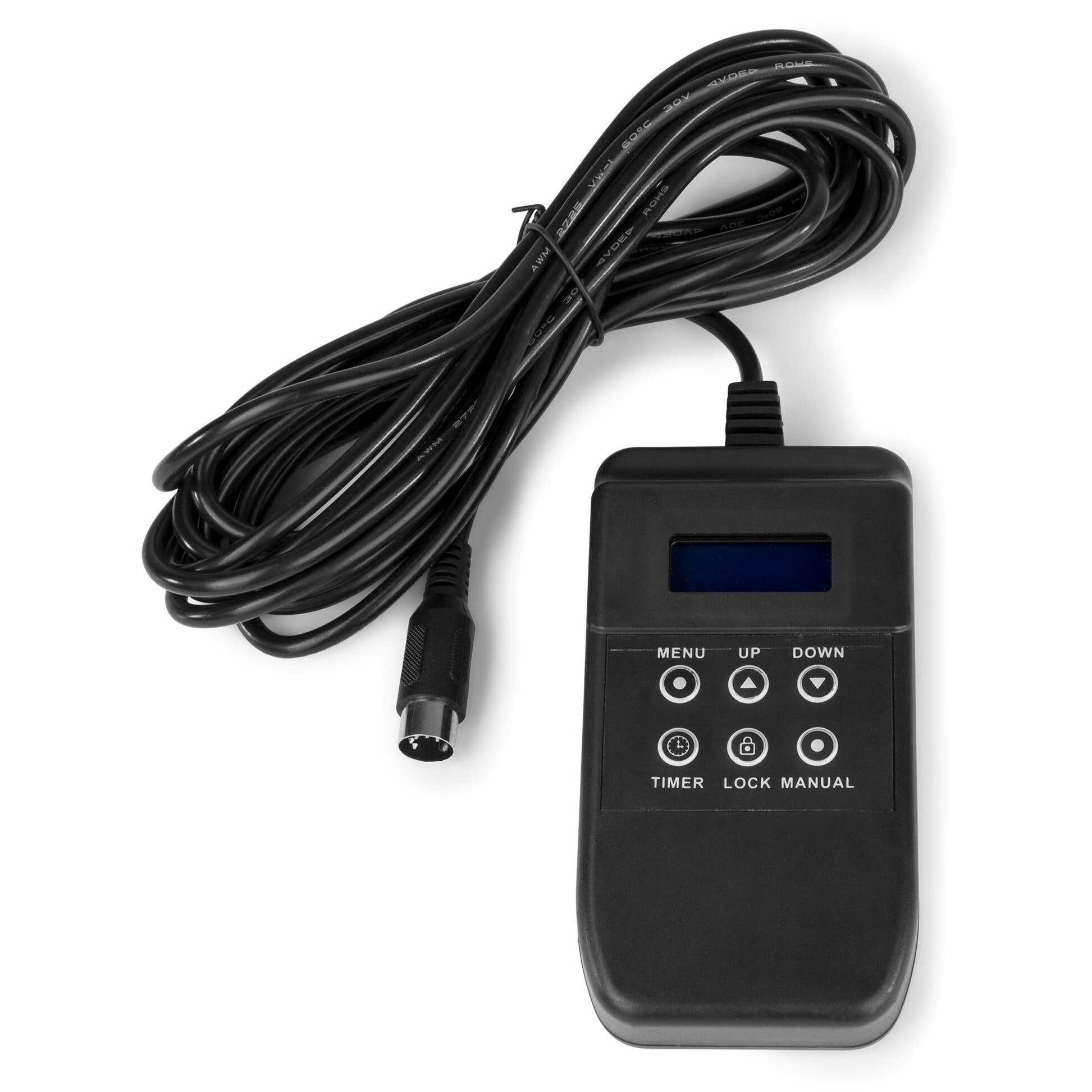Un controlador negro con botones y una pantalla, conectado a un cable negro enrollado con un conector.