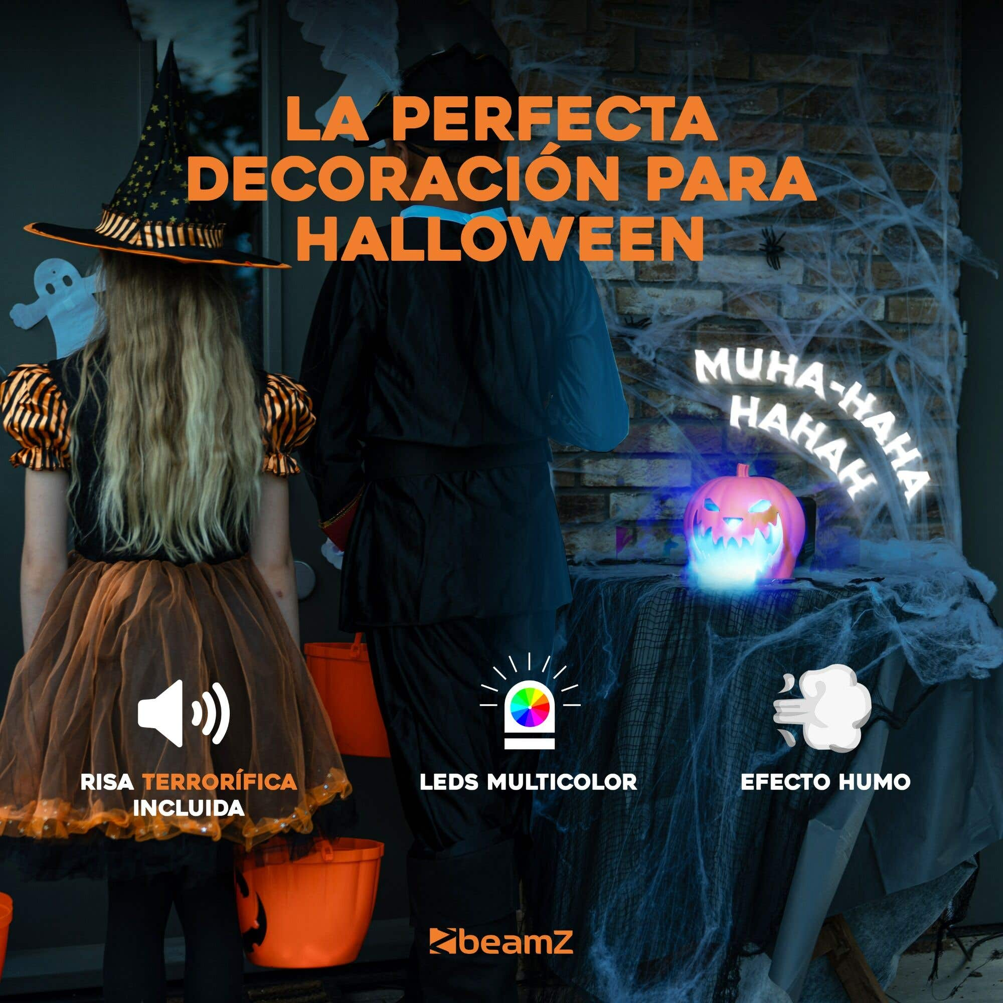 Escena de Halloween con disfraz de bruja, luz de calabaza, telarañas y efecto de humo. El texto dice 'Decoración perfecta para Halloween'.