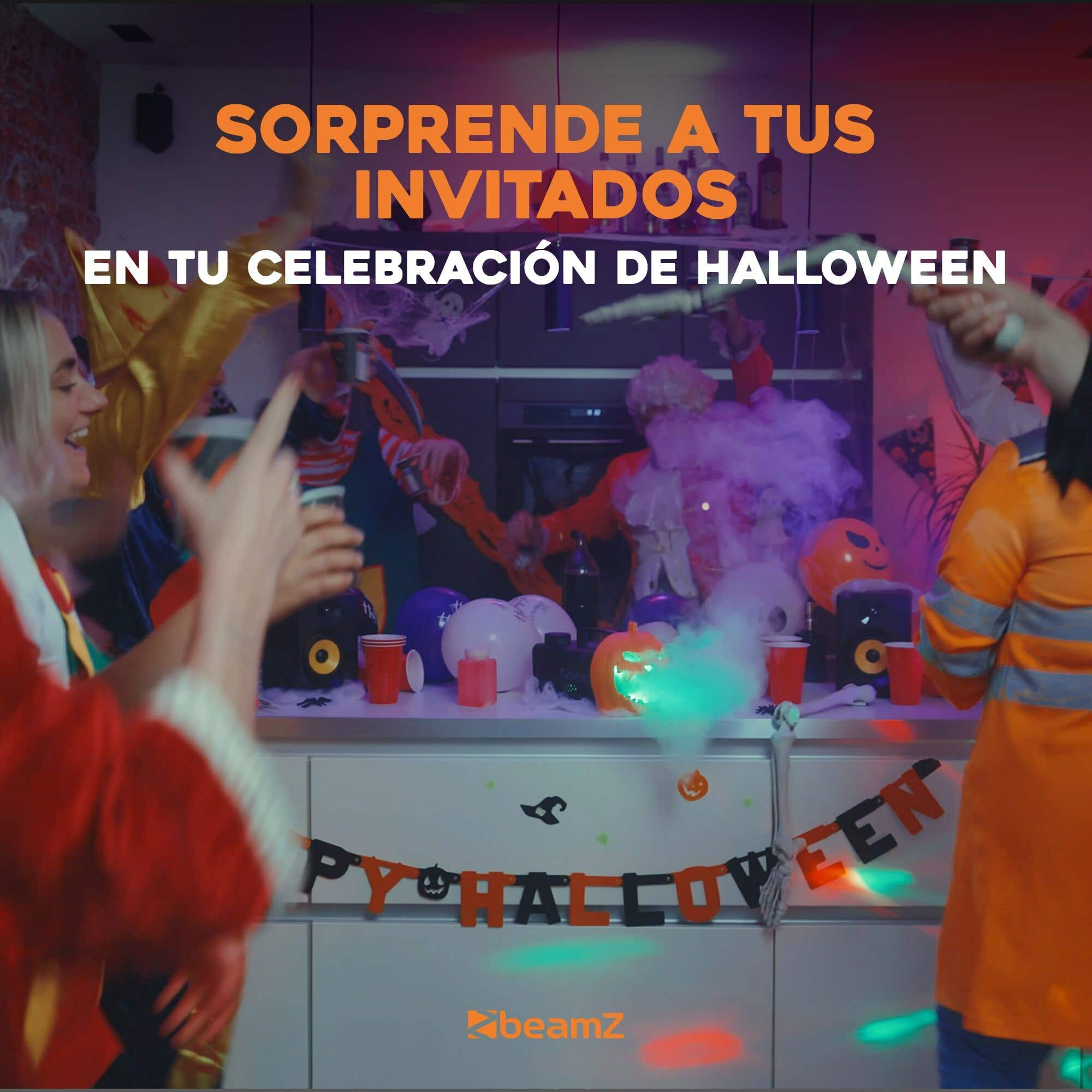 La gente celebra Halloween. Una persona con un disfraz de Papá Noel se ríe. Decoración de Halloween, calabazas y humo en una encimera.