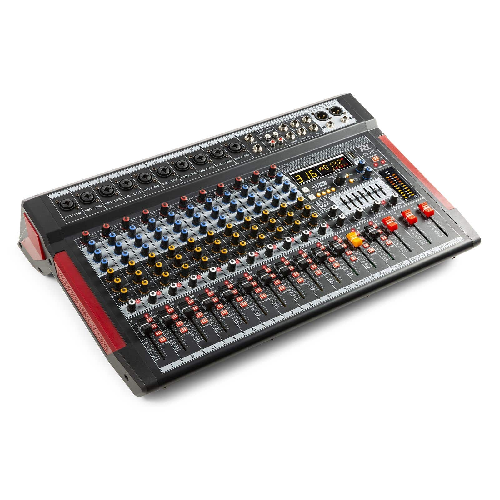 Un mezclador de audio negro y rojo con perillas, deslizadores y una pantalla LED. Es una consola de mezcla de audio profesional.