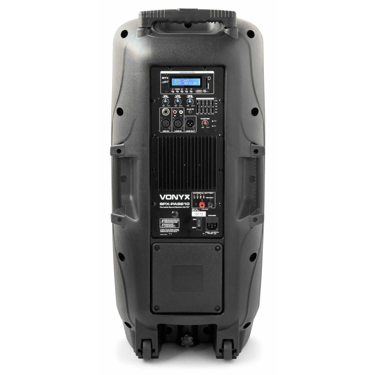 Een zwarte Vonyx SPX-PA9210 luidspreker. Bediening en display bevinden zich aan de achterkant. Hij heeft een handvat, wielen en diverse in-/uitgangen.