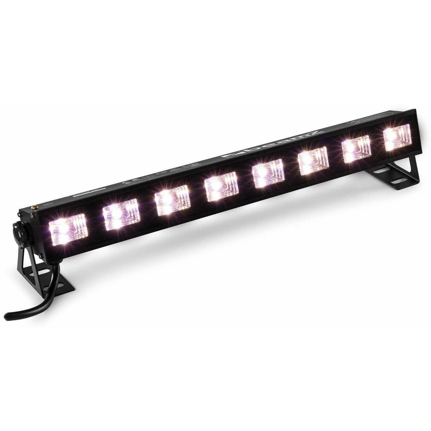 Una barra de luces LED negra con varias luces cuadradas brillantes. Está montada sobre una superficie blanca. Las luces están encendidas.