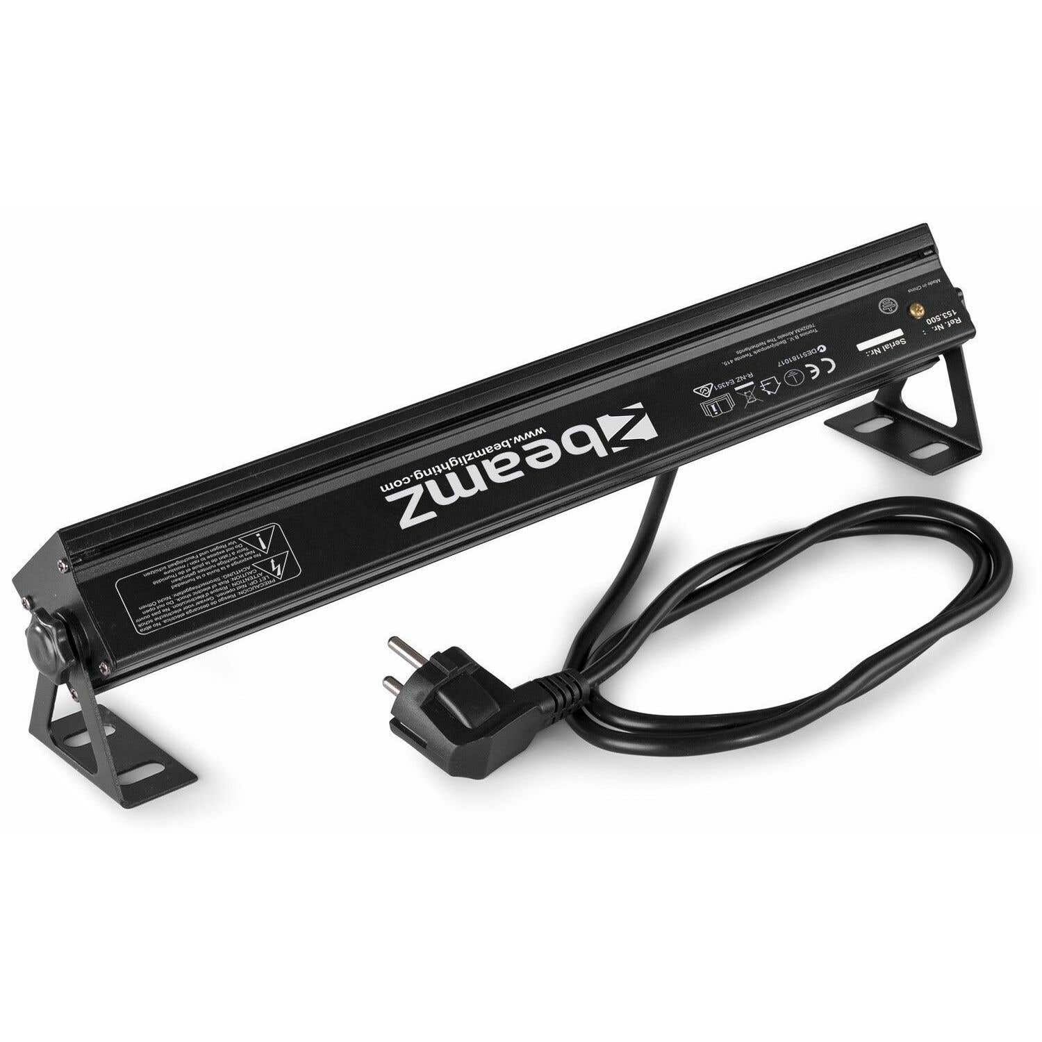 Barra de luces LED Beamz negra con cable de alimentación y enchufe. Está sobre una superficie blanca.