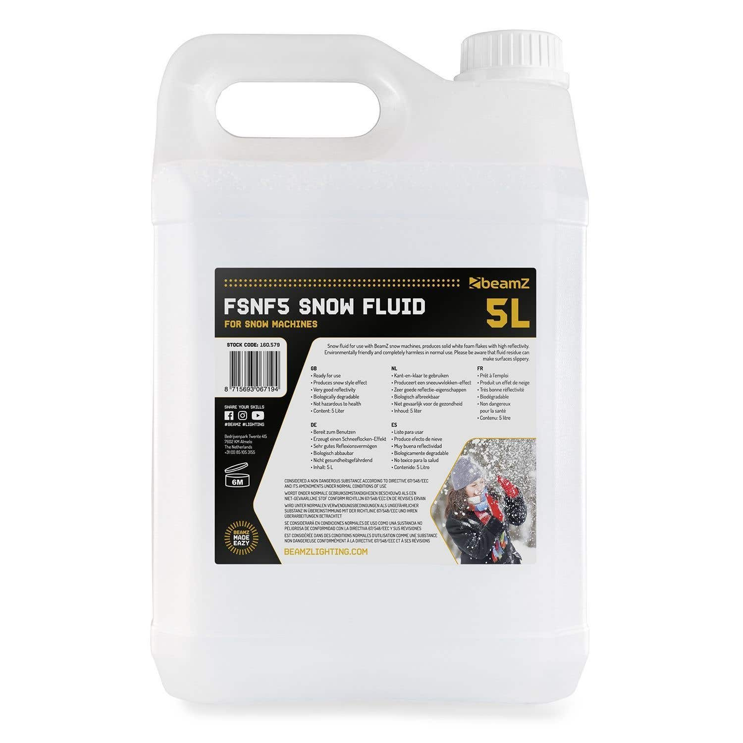 Un contenedor blanco de 5L de líquido de nieve. El texto dice 'FSNF5 SNOW FLUID' y el logo de Beamz. Un niño con bufanda roja juega en la nieve.