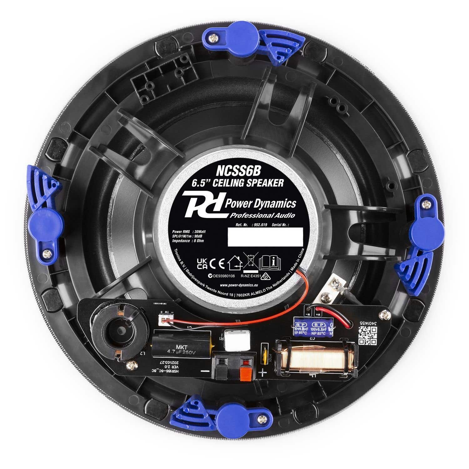 Un altavoz de techo negro con clips azules. Tiene un cono de altavoz central y componentes de circuito. El texto del altavoz indica sus especificaciones.