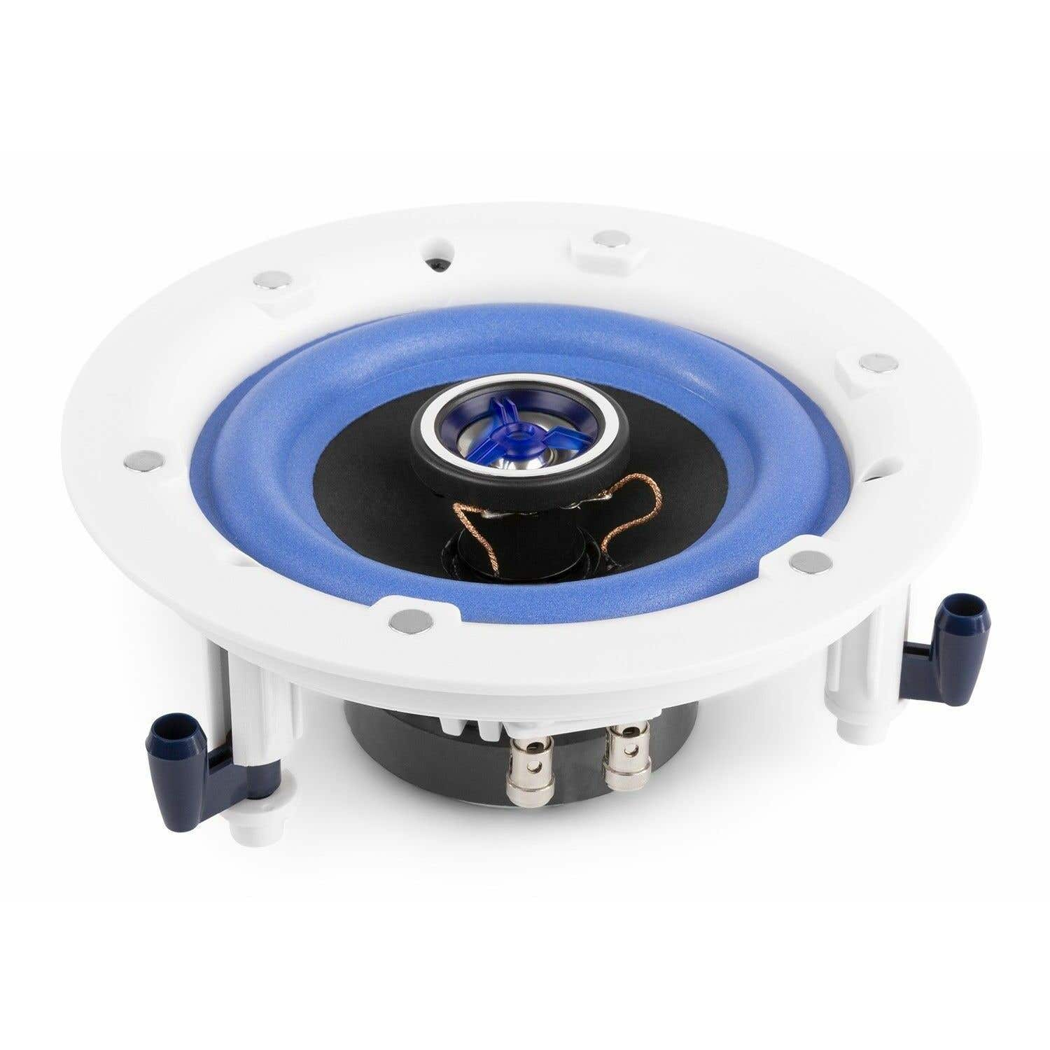 Un altavoz de techo blanco y azul. Tiene un marco blanco, un anillo azul, un centro negro y brazos de montaje azul oscuro.