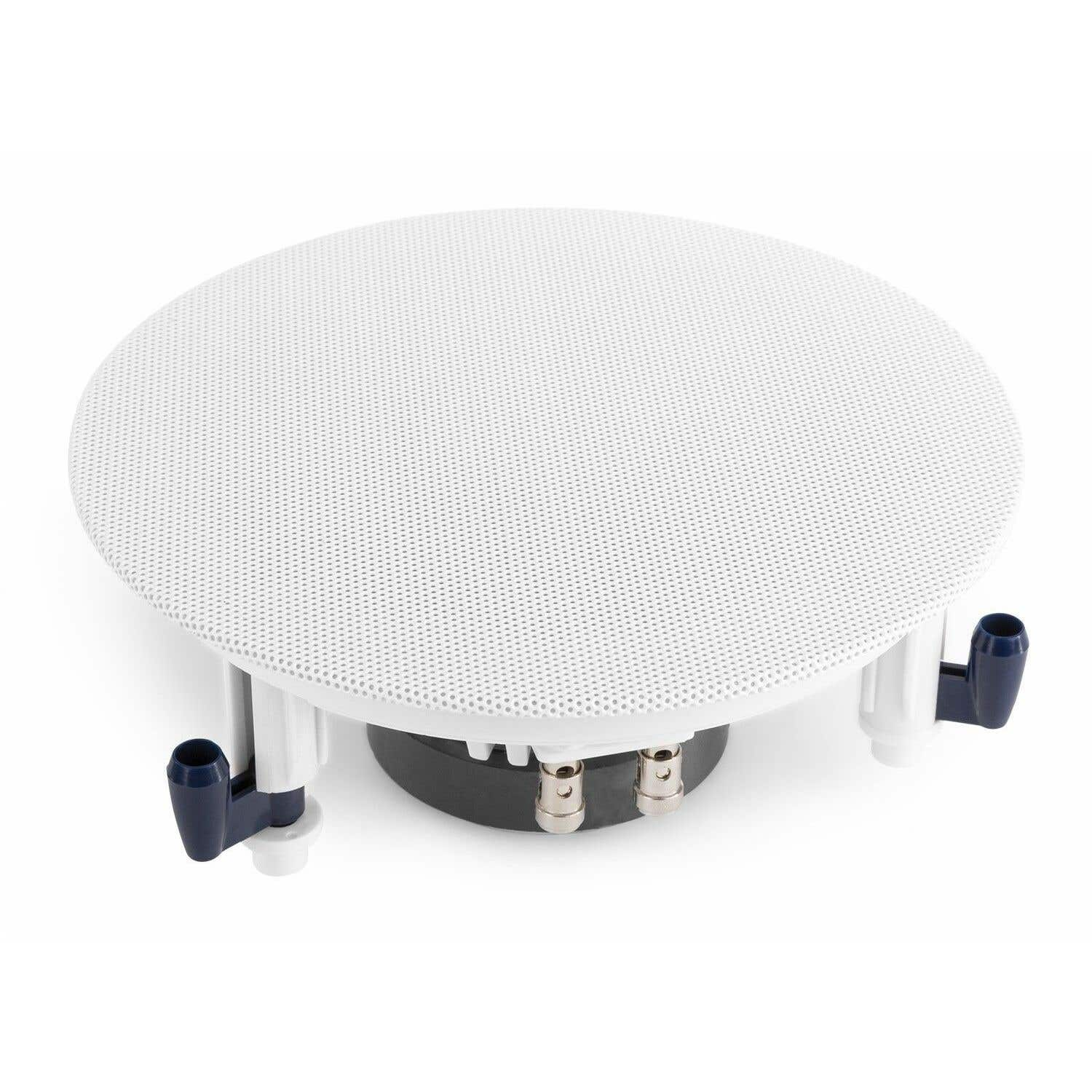Se muestra un altavoz de techo blanco y redondo con pequeños agujeros. Tiene partes de plástico azul oscuro y blanco. Se ven dos puertos plateados.