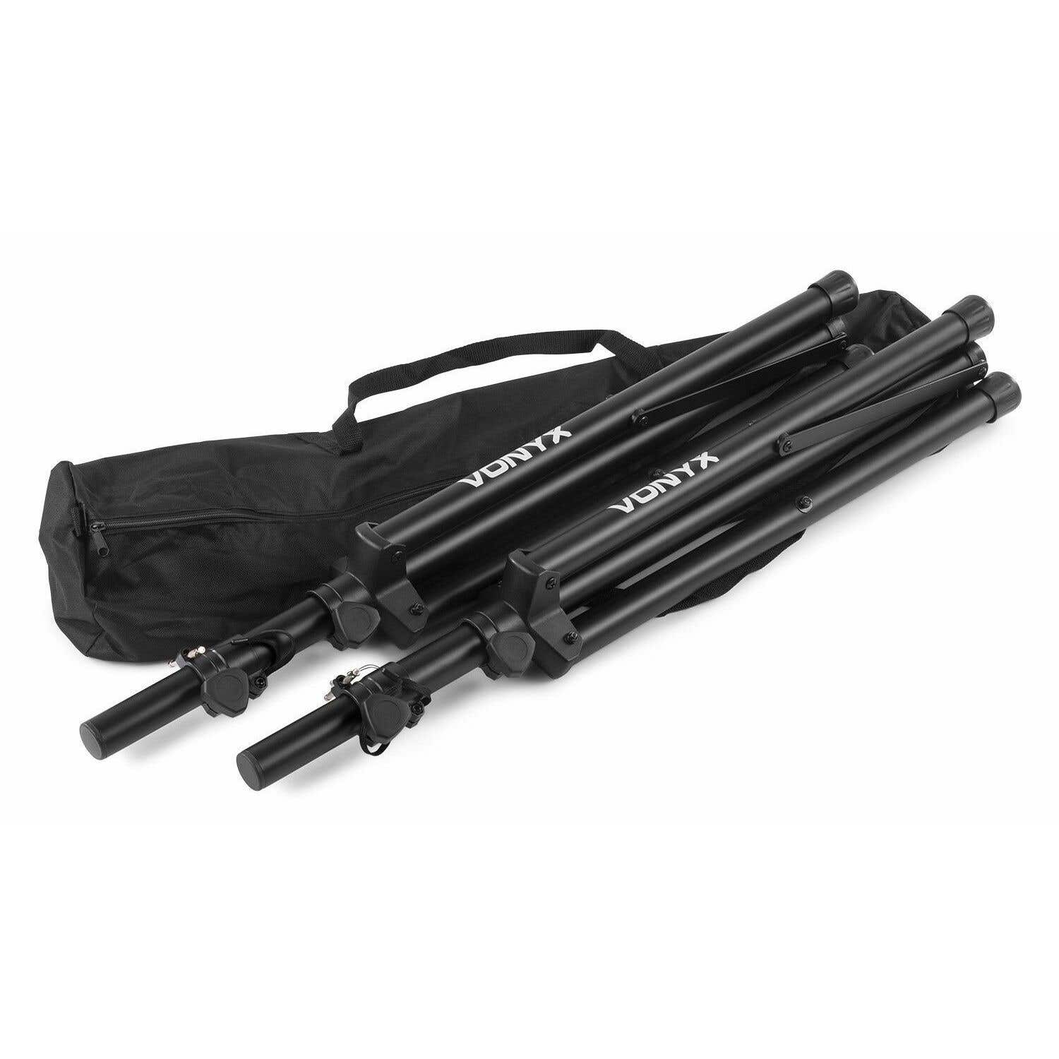 Soportes de trípode negros y una bolsa de transporte sobre una superficie blanca. Los soportes tienen la marca 'VONYX'. La bolsa está cerrada.