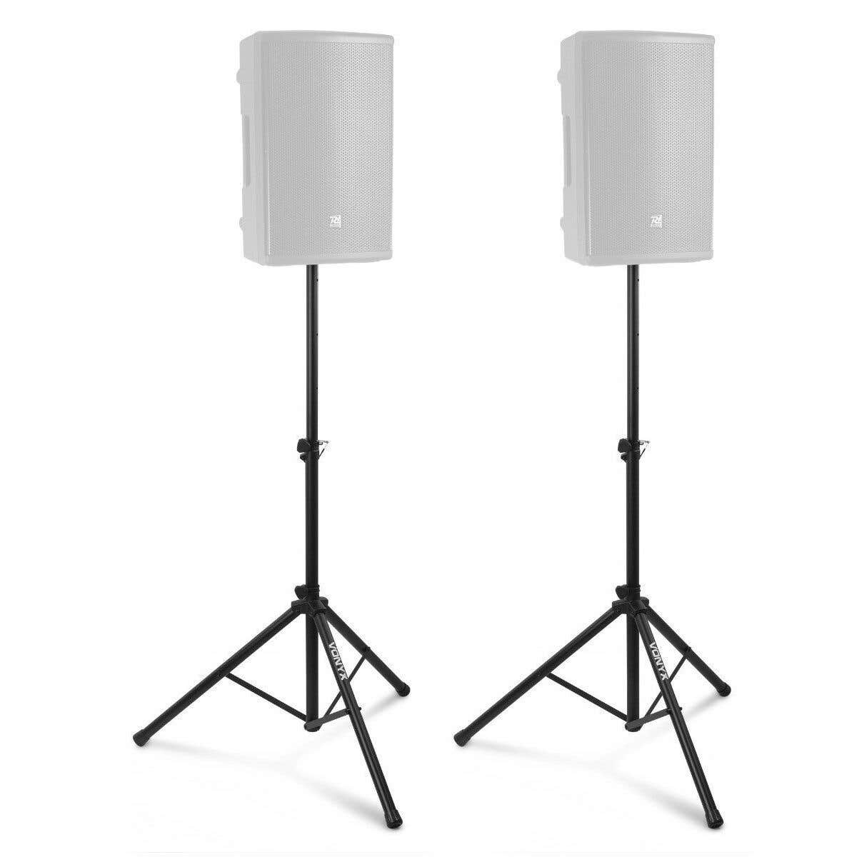 Dos altavoces sobre soportes negros. Los altavoces son de color gris claro, los soportes son negros. Los soportes tienen una base de trípode. El fondo es blanco.