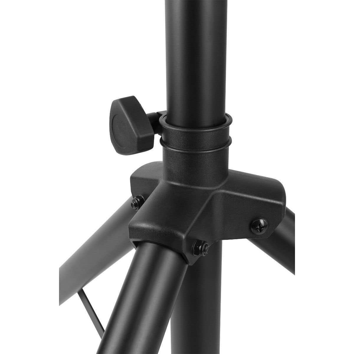 Primer plano de un trípode negro. El soporte tiene tres patas y un poste vertical central. Se ve una perilla para ajustes.