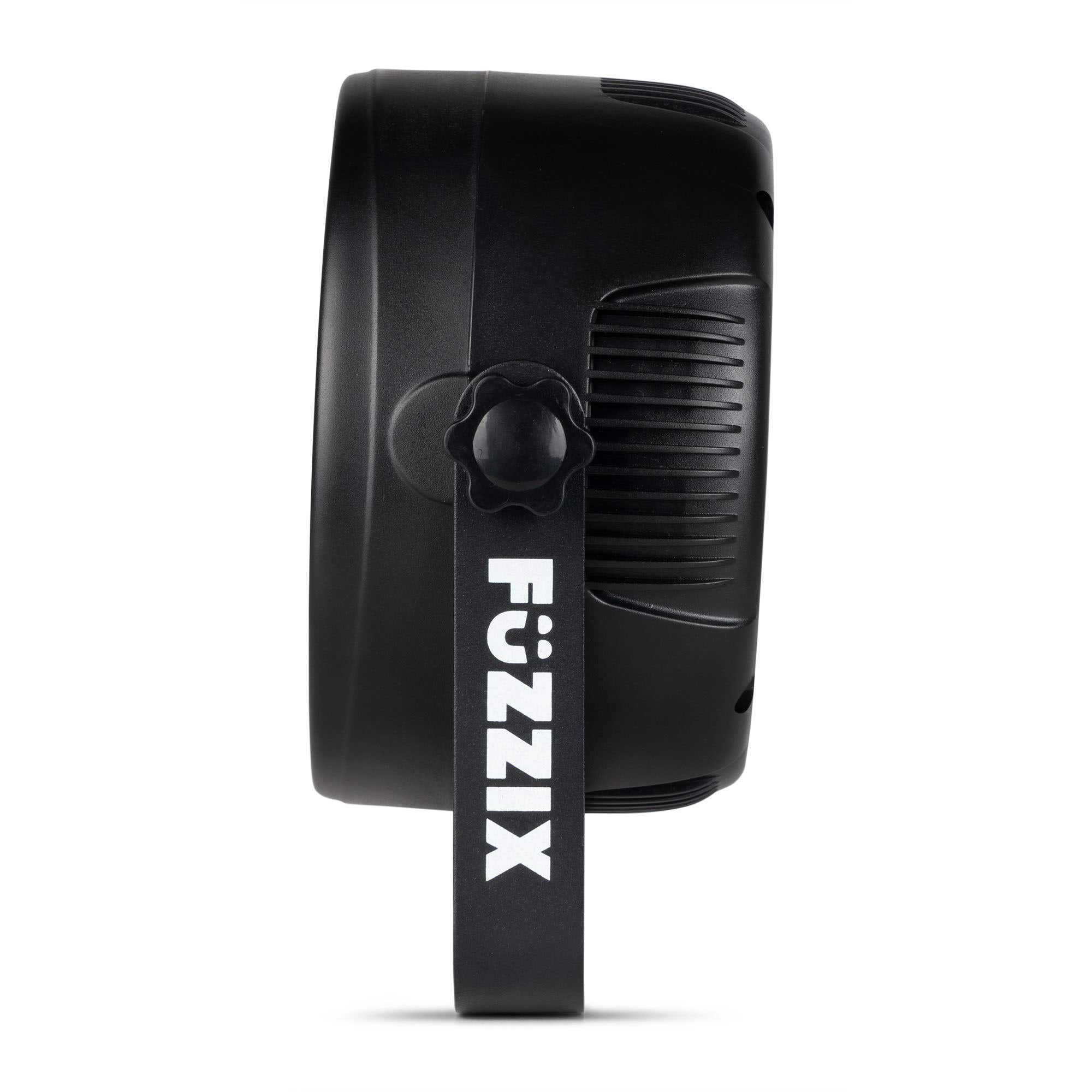Una luz de escenario negra con la palabra "FUZZIX" en una correa. La luz está sobre un fondo blanco.