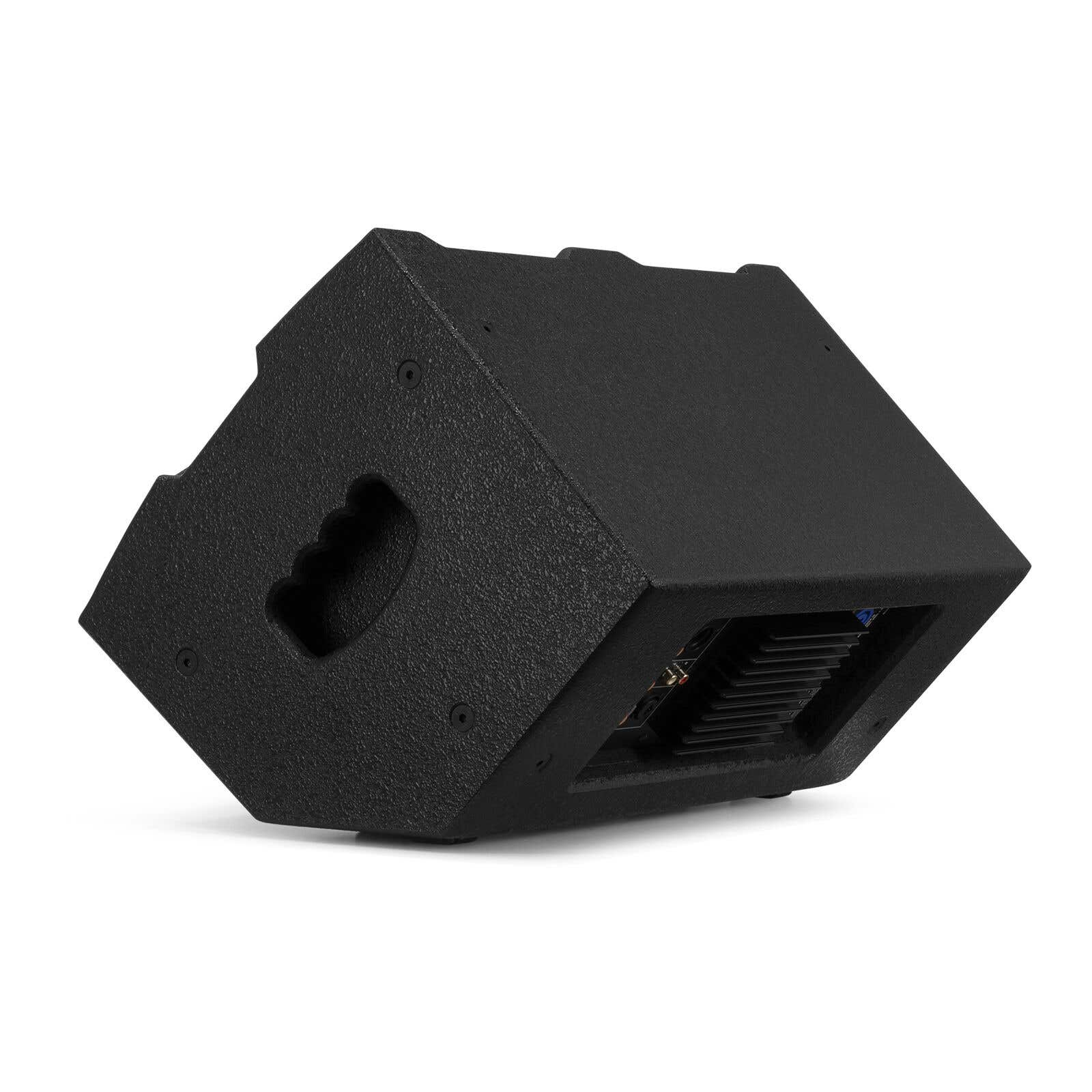 Een zwarte luidspreker naar links gekanteld, met een getextureerd oppervlak. Het heeft een handvat en een ventilatieopening met zichtbare interne componenten.