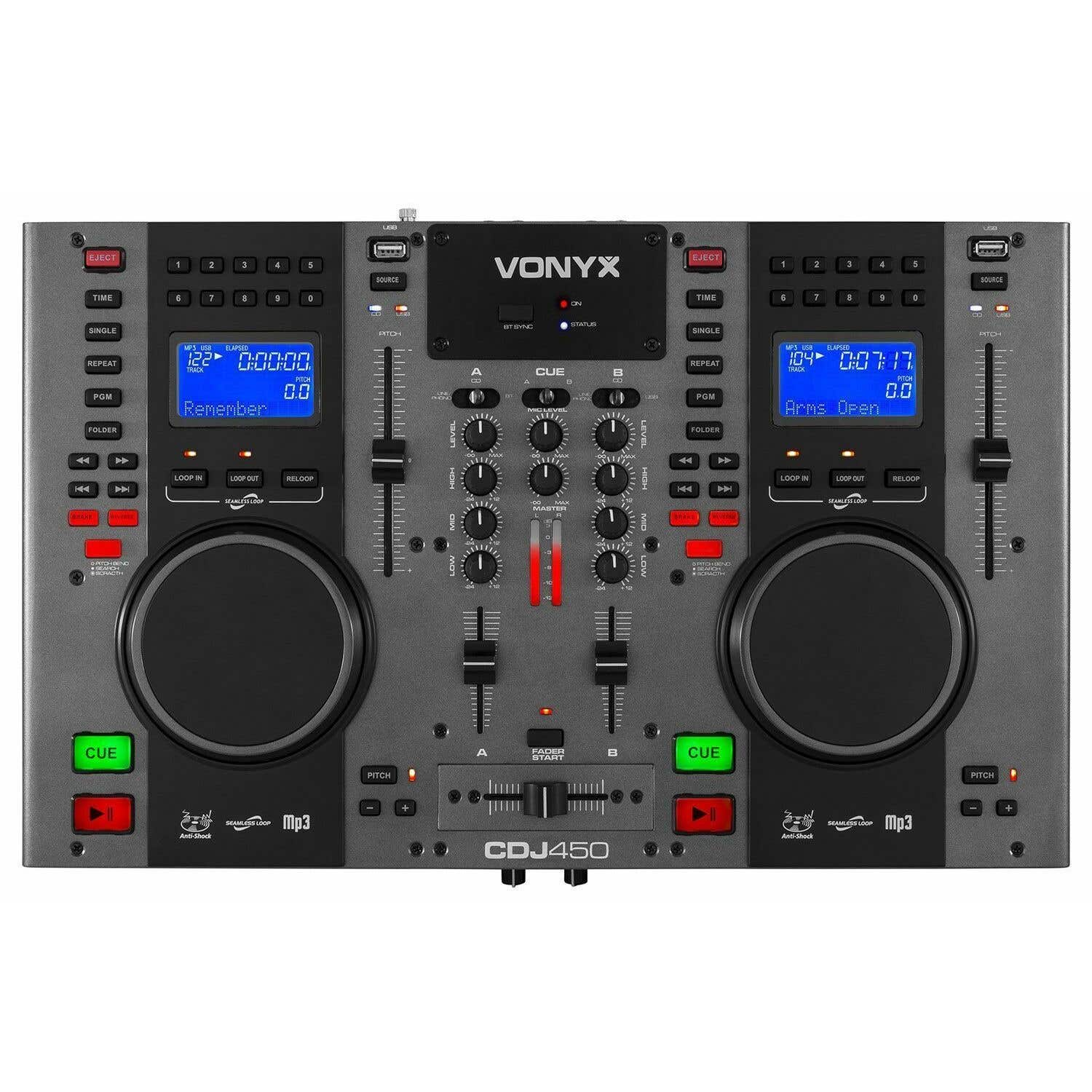 Controlador DJ con dos cubiertas, pantallas, botones y perillas. Las pantallas muestran información de la pista. La marca es VONYX, modelo CDJ450.
