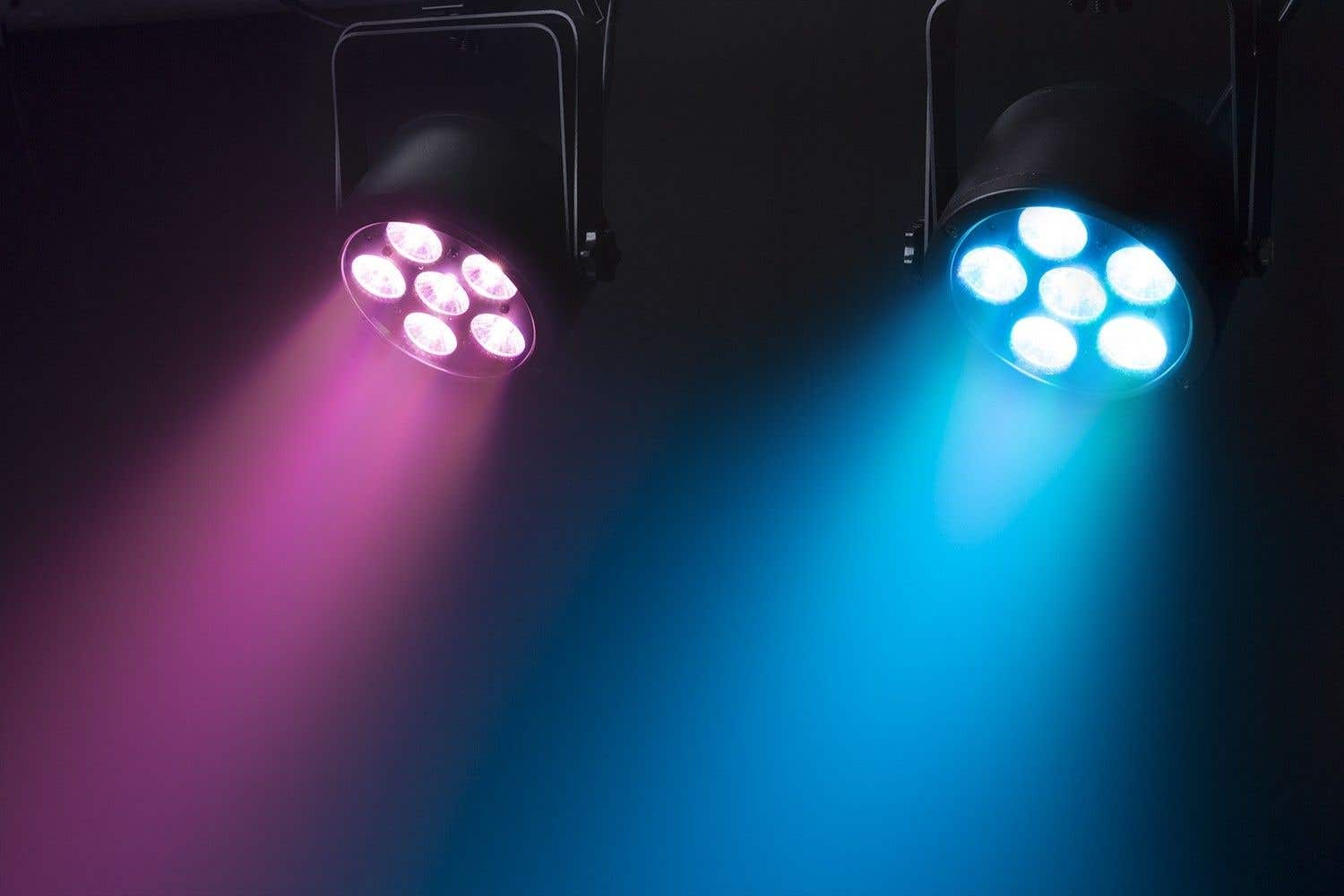 Dos focos de escenario proyectan rayos rosas y azules sobre un fondo oscuro. Cada luz tiene varios LED brillantes.