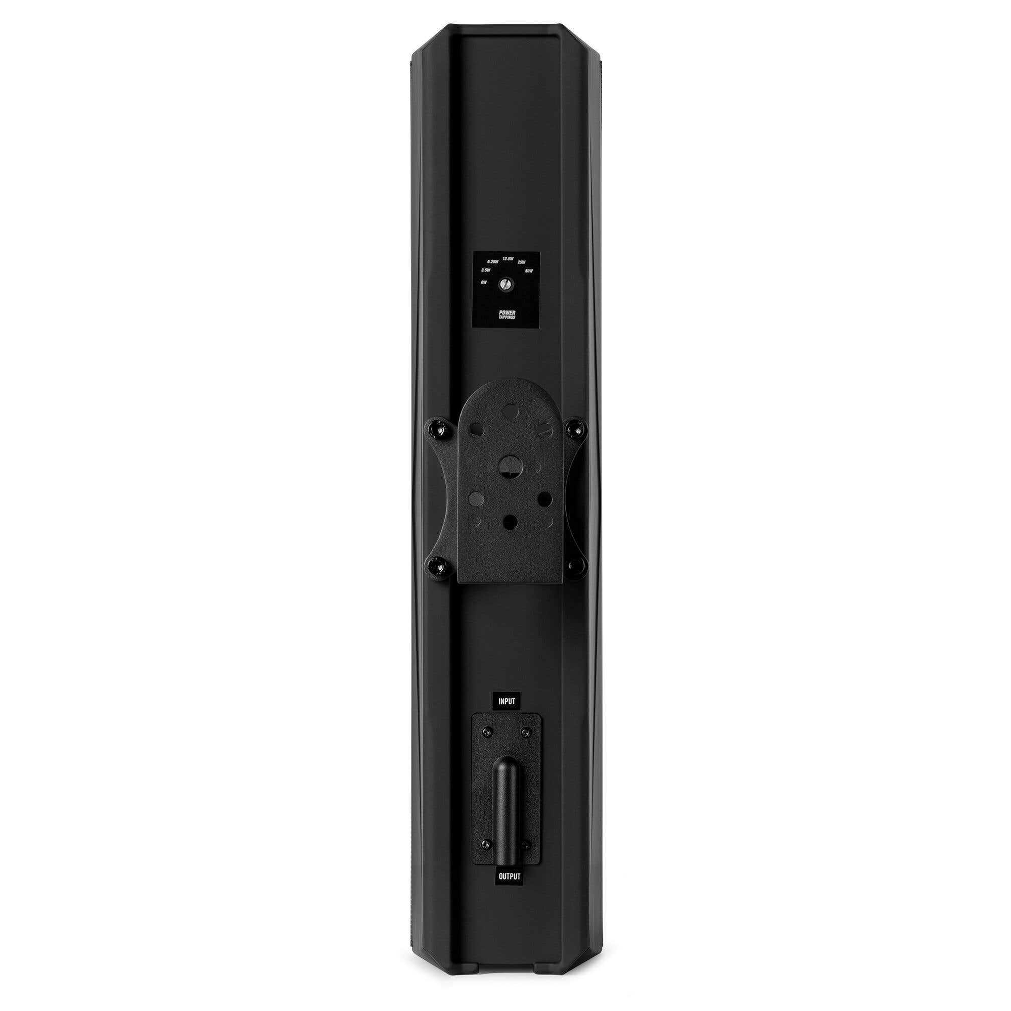 Altavoz negro y rectangular. Cuenta con tomas de corriente, puertos de entrada/salida y soporte de montaje.