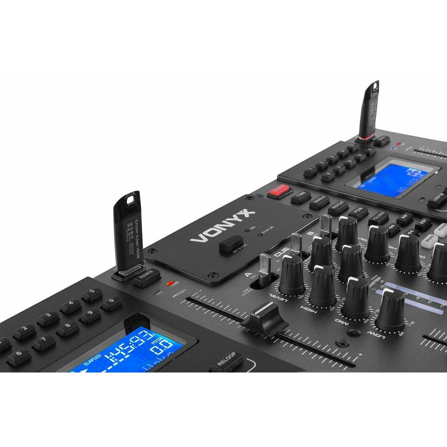 Un mezclador DJ Vonyx negro con perillas, controles deslizantes y una pantalla que muestra el tiempo transcurrido y el tono, con unidades USB insertadas.