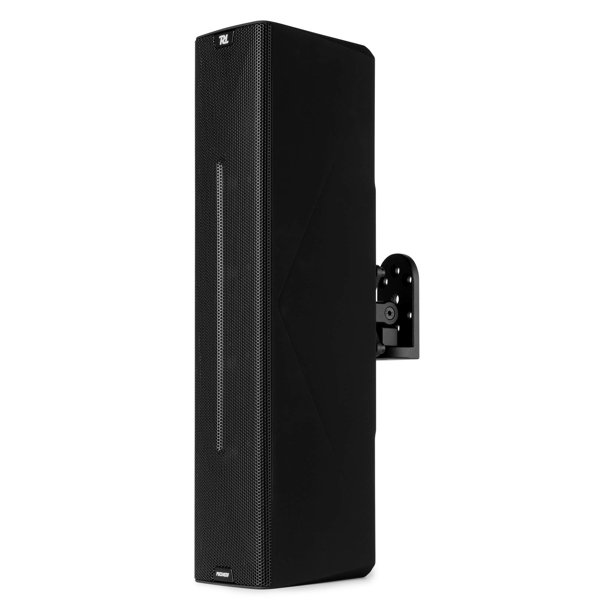 Un altavoz negro con frontal texturizado, montado en un soporte negro. El fondo es blanco.
