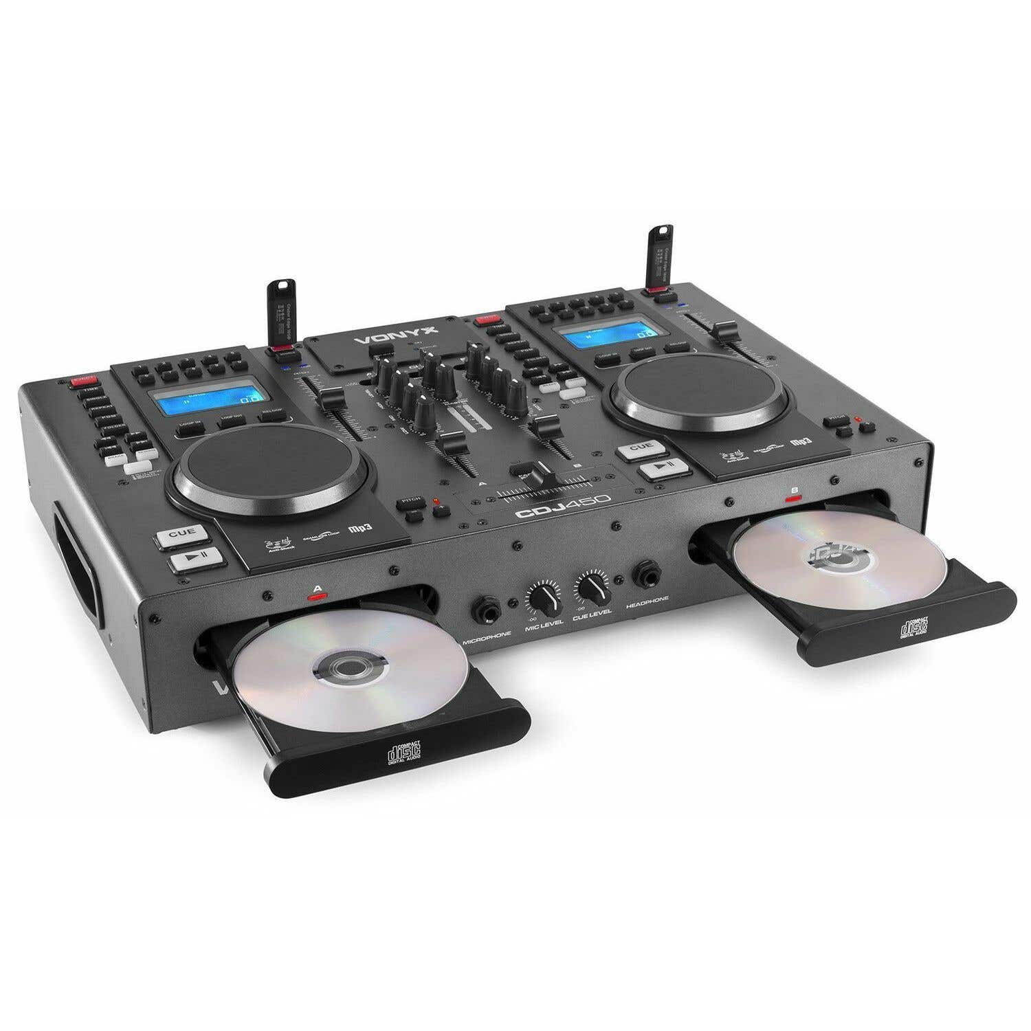 Una mesa de mezclas de DJ gris con dos reproductores de CD, dos unidades USB y un panel de control central. Dos CD están parcialmente expulsados.
