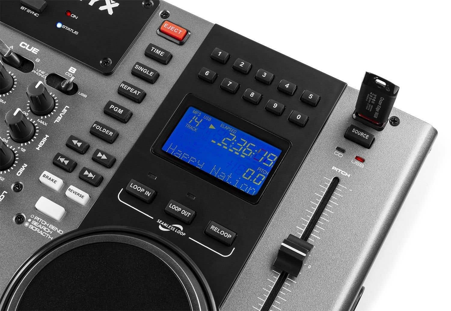 Mesa de mezclas de DJ con botones, pantalla con información de la pista y una unidad USB. Varios controles, incluidos deslizadores de tono y botones de cue.