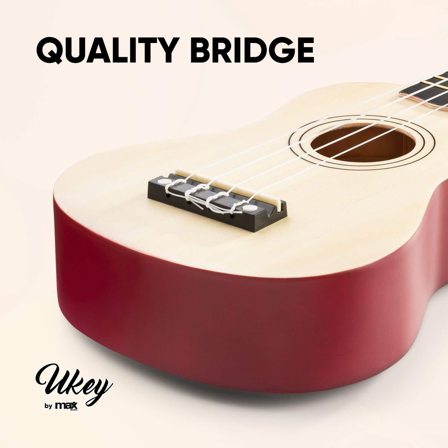 Un ukelele con cuerpo de madera clara y laterales rojo oscuro. Tiene cuerdas blancas y puente negro. La marca es Ukey.