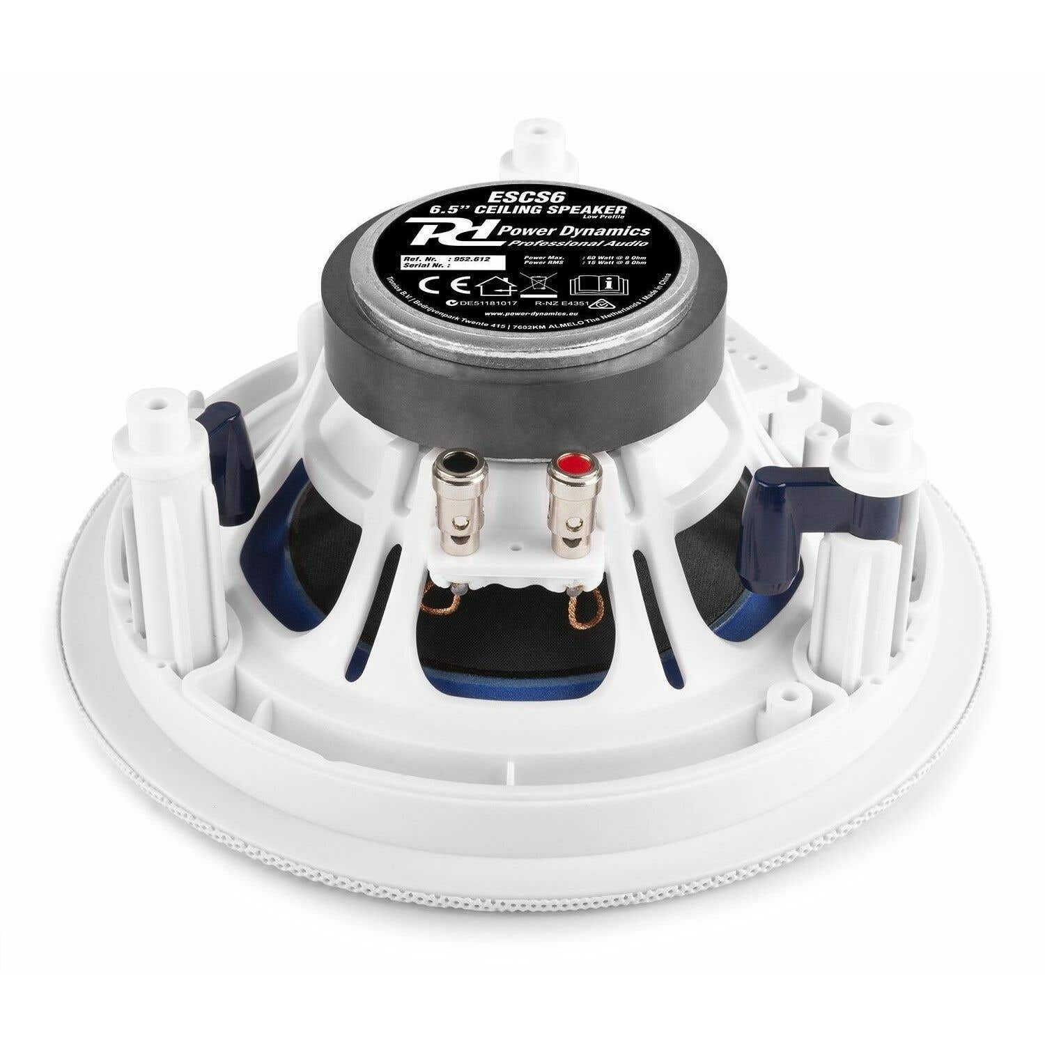Un altavoz de techo blanco con centro negro. Tiene conectores azules y rojos, y una etiqueta con la marca Power Dynamics.