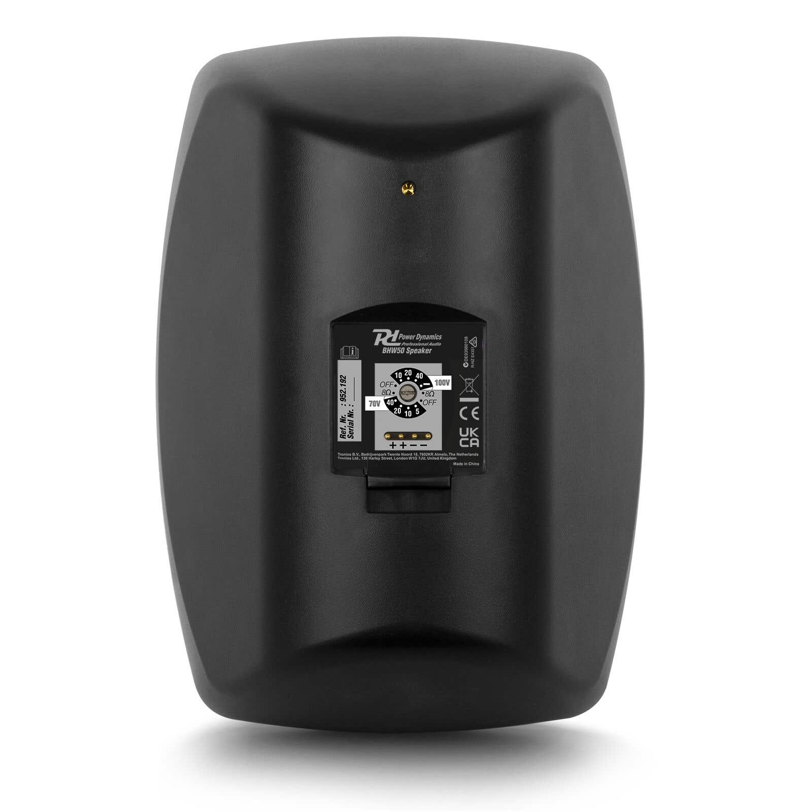 Altavoz negro con panel de control. El texto en el panel incluye 'Power Dynamics', 'BHW50 Speaker' y configuraciones de voltaje.