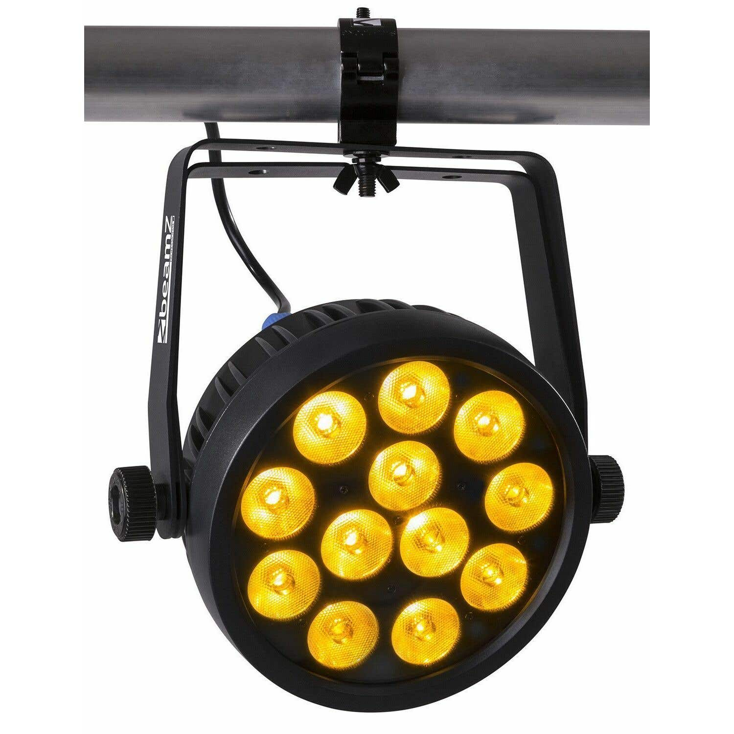 Foco de escenario negro con LEDs amarillos. Está montado en una barra de metal mediante un soporte negro. La luz tiene un logotipo de 'beamz'.