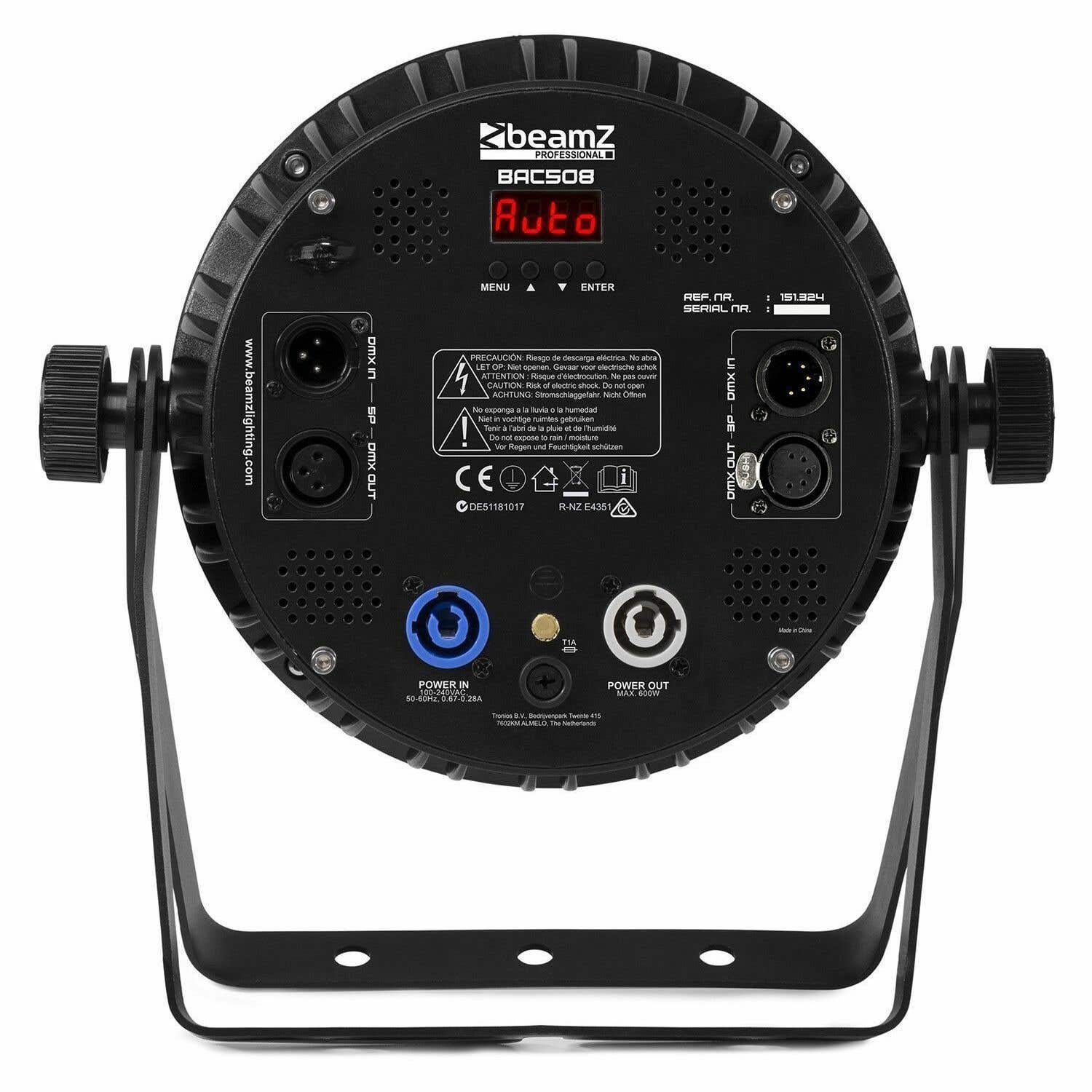 Luminaria negra Beamz BAC508 con pantalla Auto, puertos DMX y entradas/salidas de alimentación. Etiquetas de texto y advertencias.